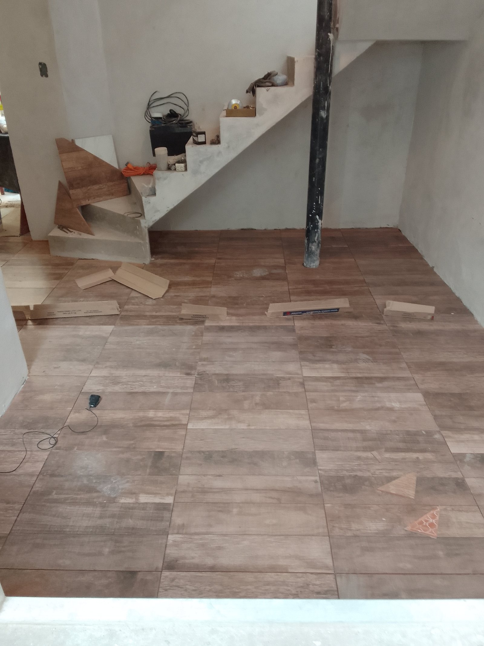 Escalera y piso en construcción con baldosas de madera — proyecto 2 Casas en Lanus, por Arquitecto Guido Niccoli, en B1824 Lanús