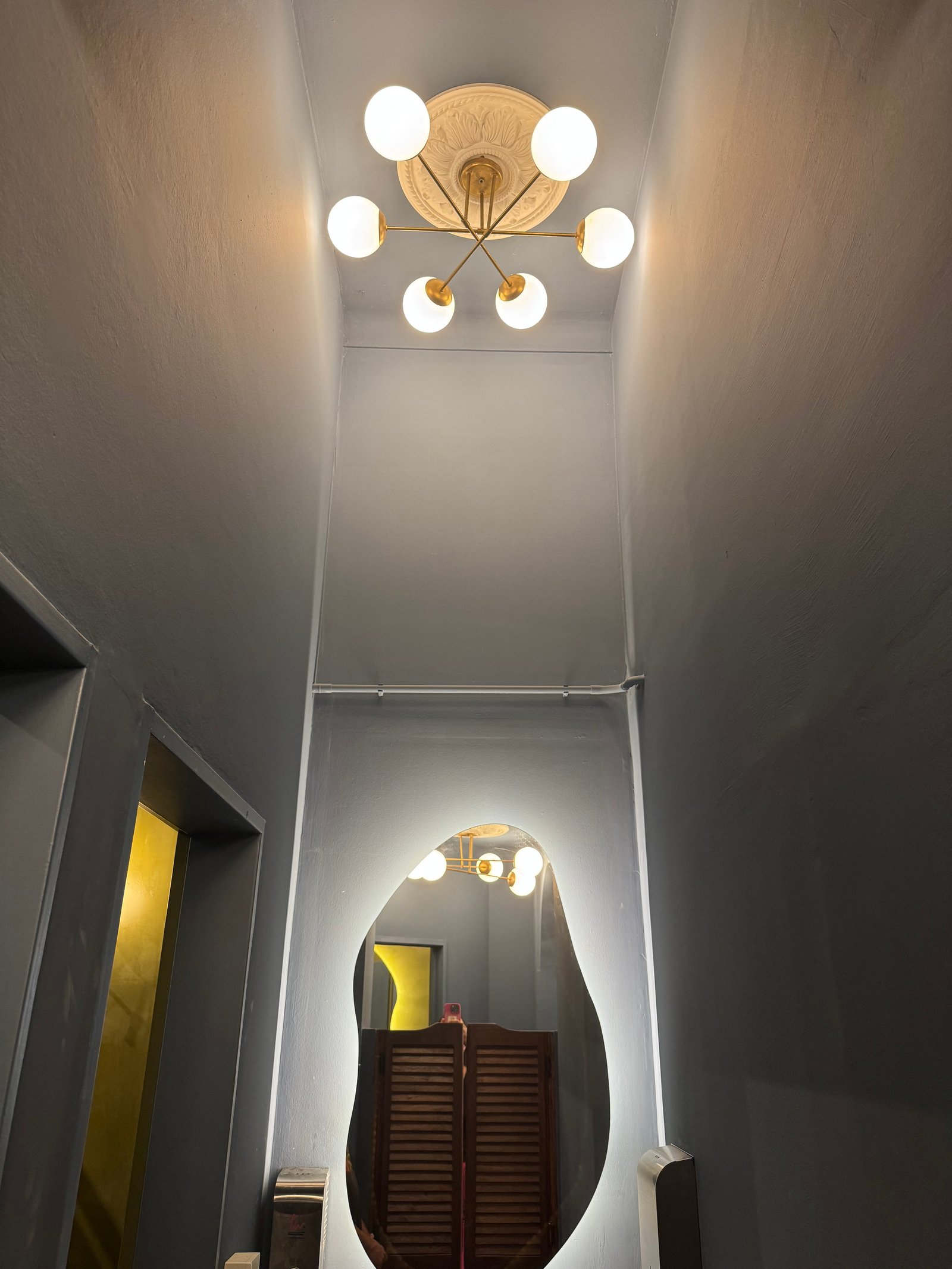 Corredor moderno com espelho orgânico iluminado e lustre Sputnik — projeto Galicia restaurante, por Remodela tu local, em Retiro