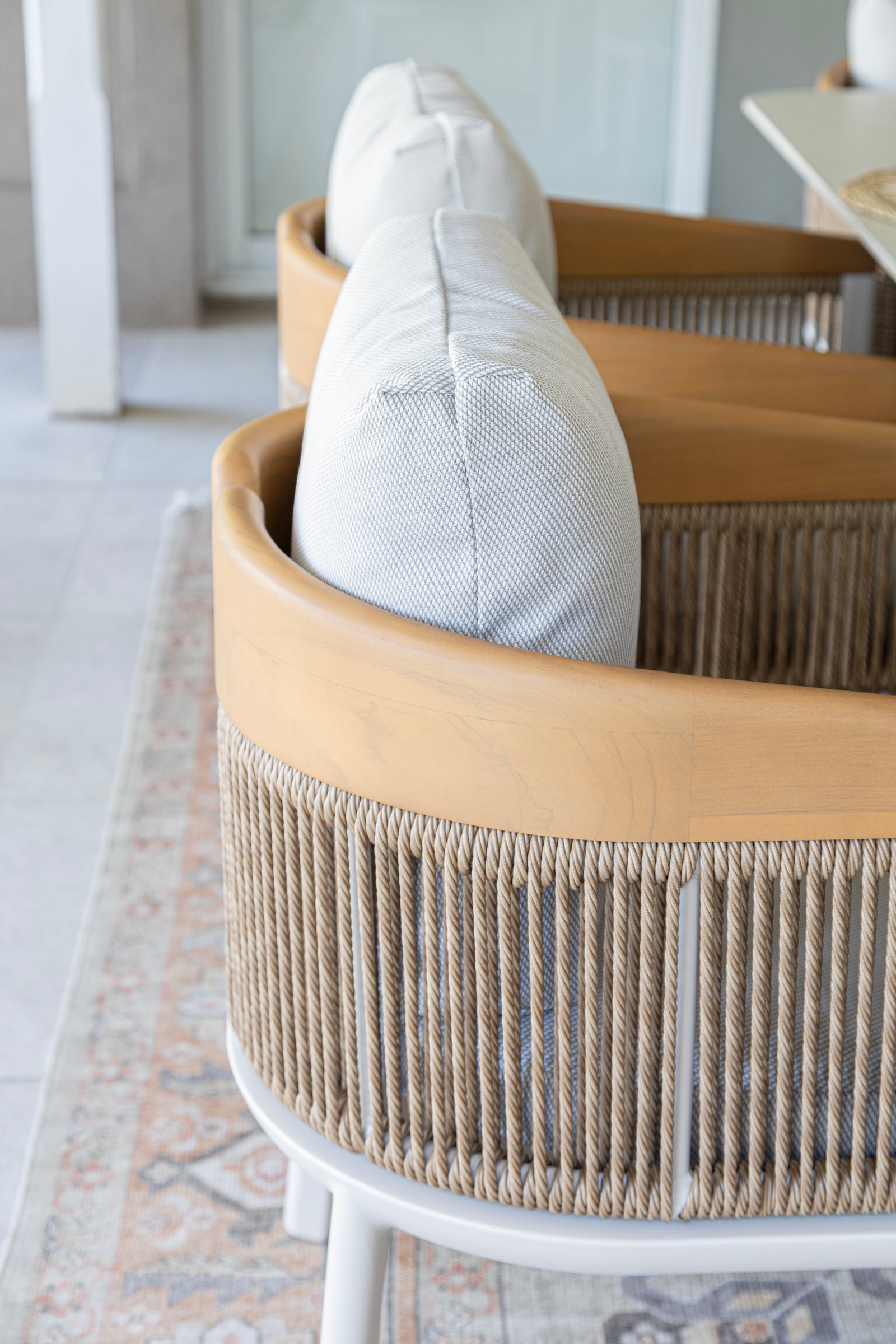 sillón de exterior redondo con base de madera envuelta en cuerda — proyecto Nuevos diseños de Muebles de Exterior , por DESDE ASIA, en Malabia 1359
