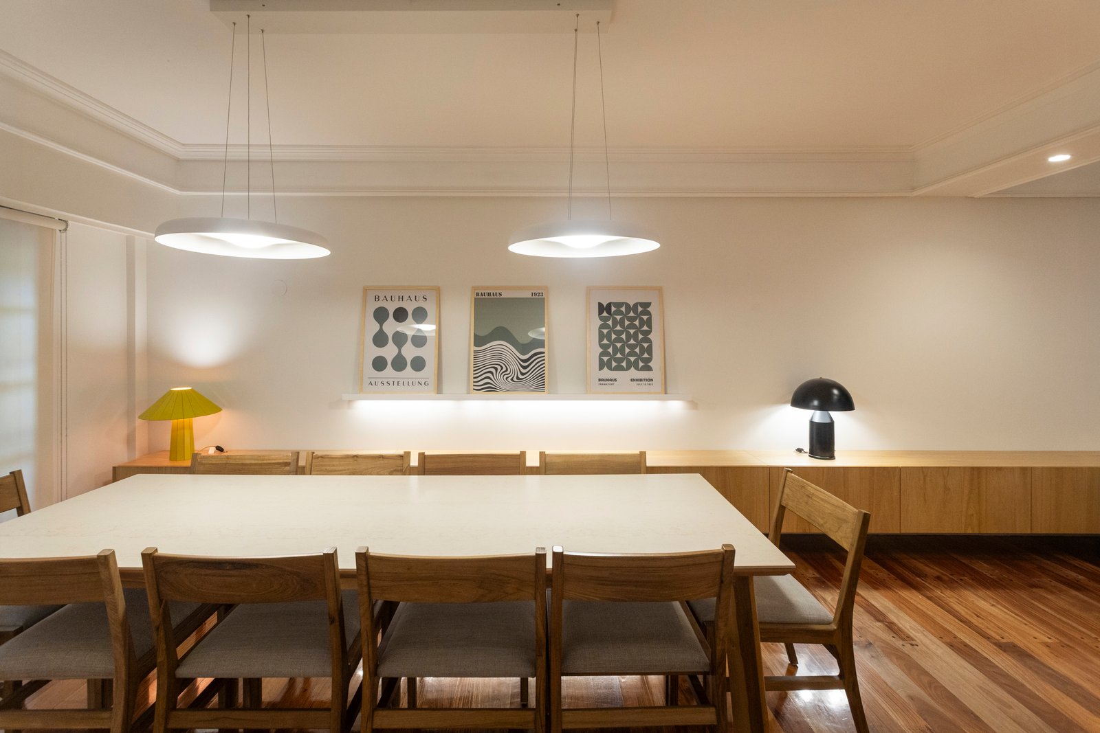 Comedor moderno blanco y madera con arte gráfico — proyecto MONASTERIO, por La Nave Arq., en Vicente López