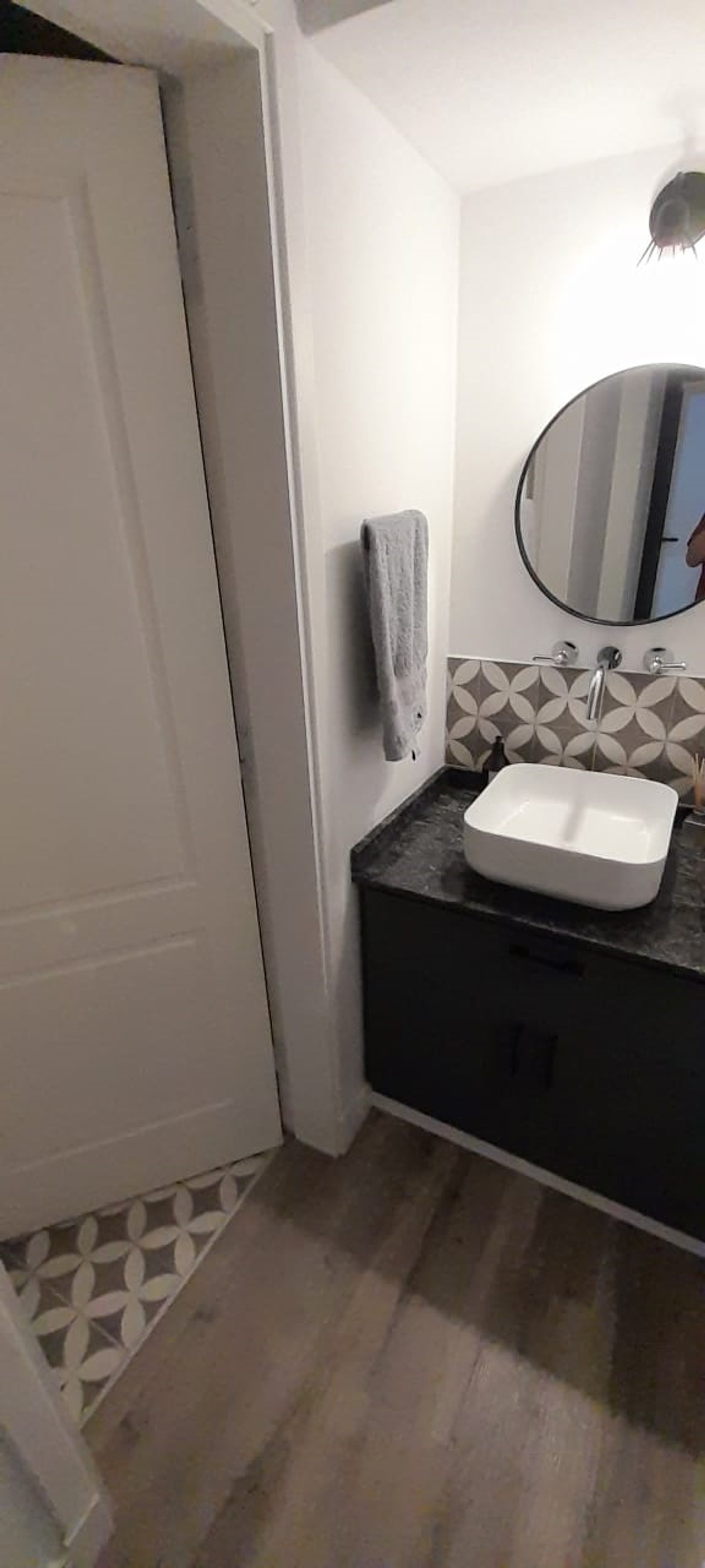 Baño moderno con lavabo cuadrado y mueble flotante negro — proyecto Casa FF, por Forma, en Balcarce