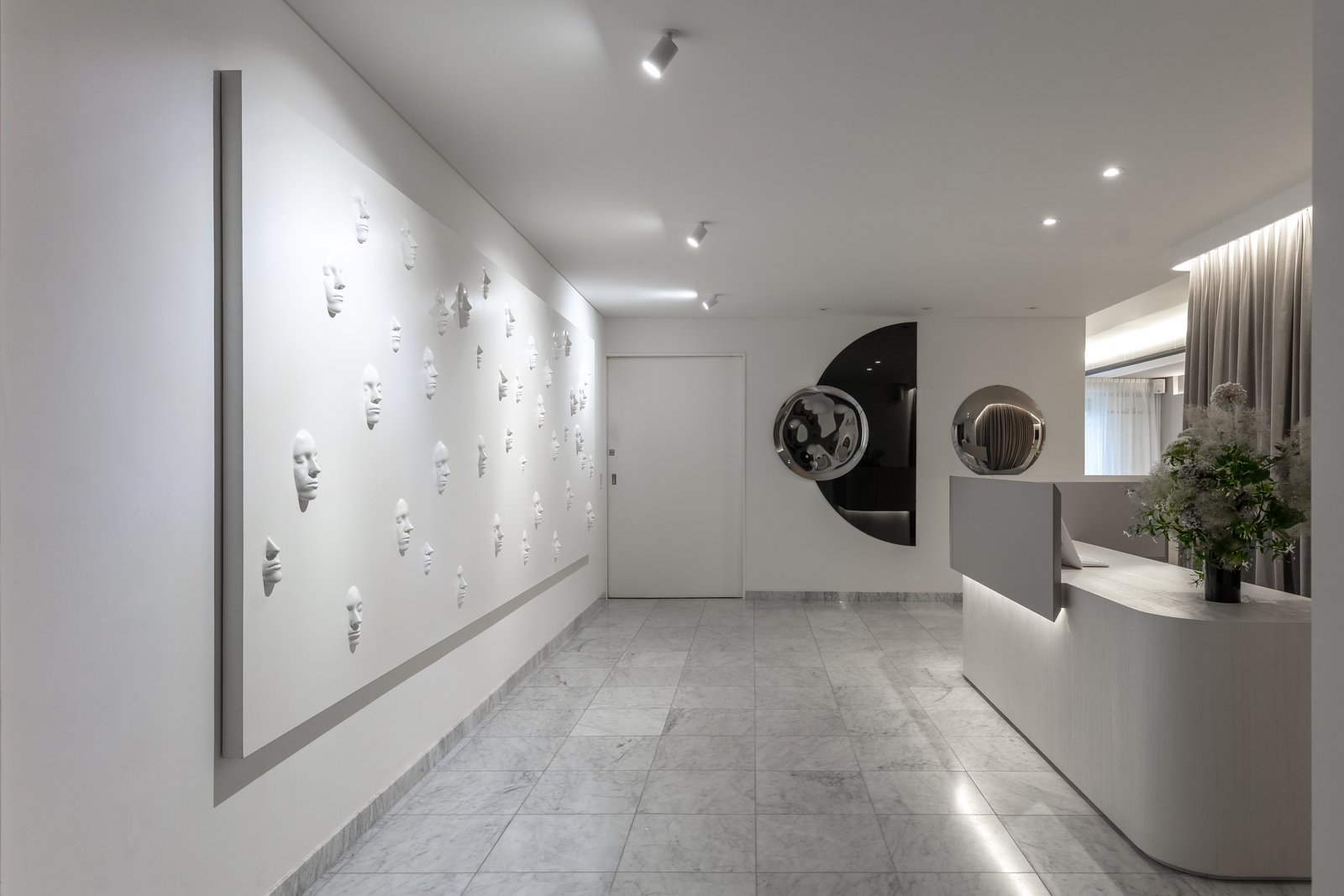 Recepción moderna con esculturas de rostros y arte circular — proyecto Figueroa Alcorta | Rhinoplasty meets art, por Ren Studio, en Palermo Chico