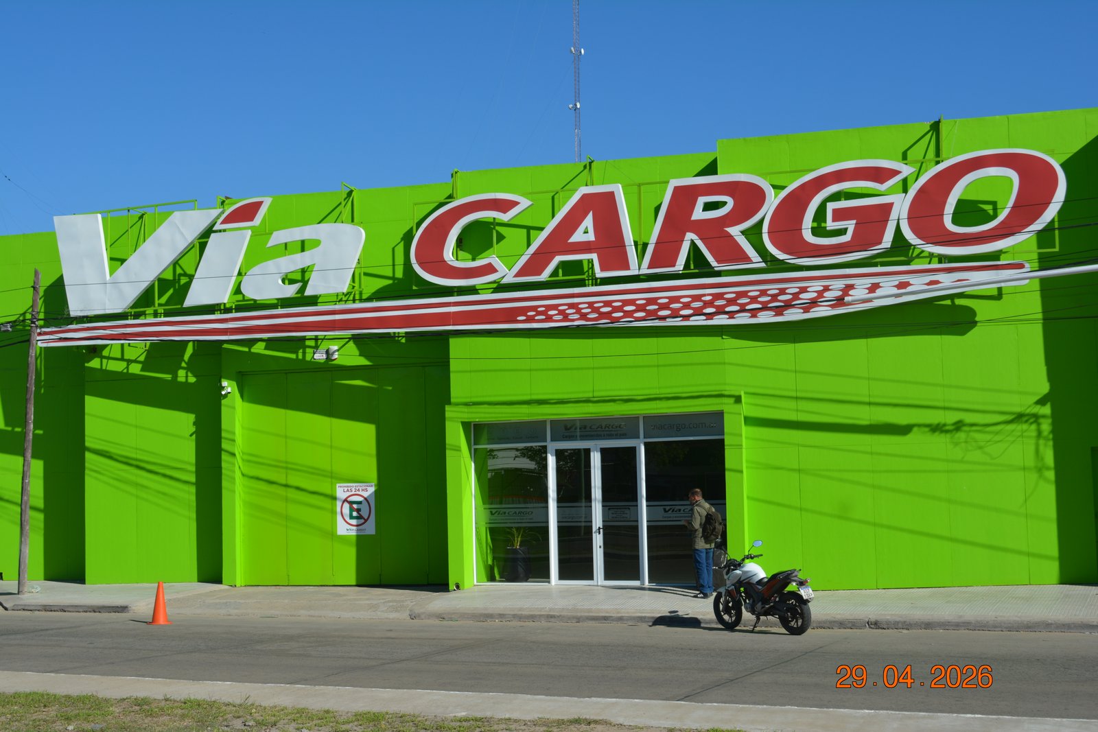 Fachada de local comercial verde brillante con letrero 'Via Cargo' — proyecto Sucursal Via Cargo, filial Corrientes, Empresa de distribución y logística., por Arquitecto Gustavo Ma