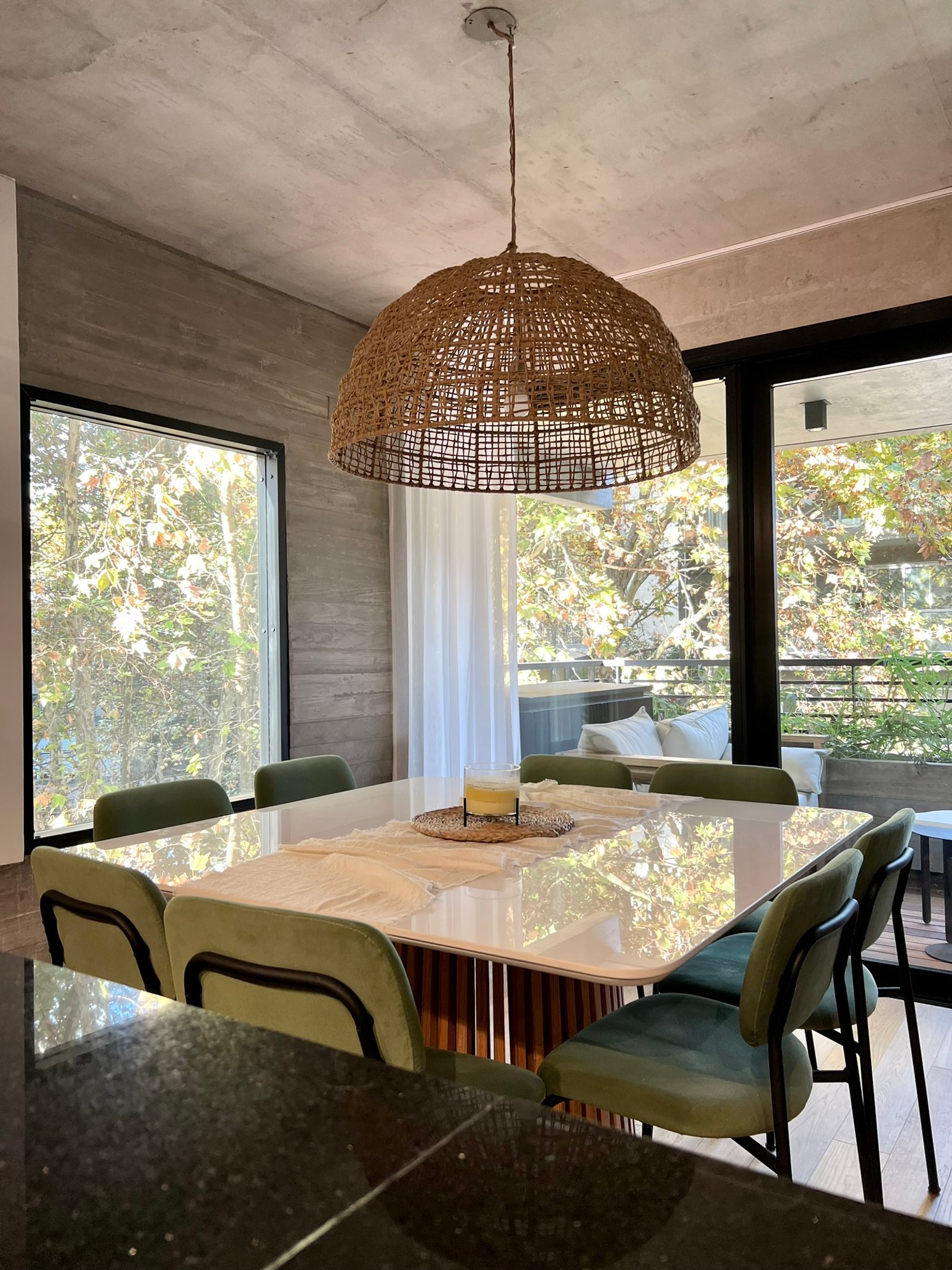 Comedor boho moderno con sillas verdes y lámpara de mimbre — proyecto Guatemala, por MDBK Arquitectura, en Palermo