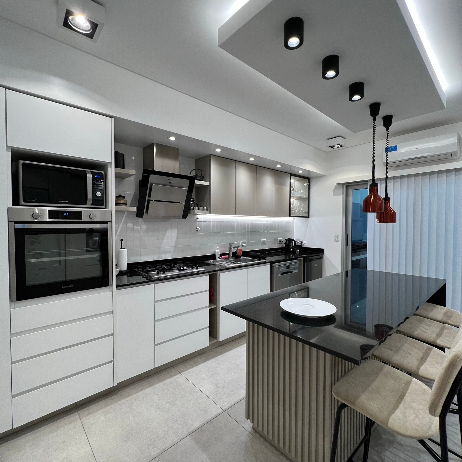 Cozinha moderna e aberta com ilha de quartzo e detalhes em madeira — projeto Victor Martinez, por MDBK Arquitectura, em Villa Crespo