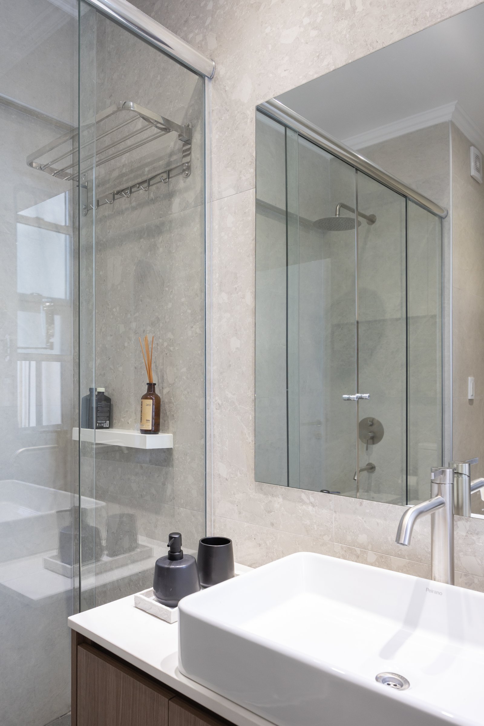 Baño moderno con revestimientos grises y bacha de apoyo — proyecto Balvanera, por Martina Kleinert, en C1032 Buenos Aires