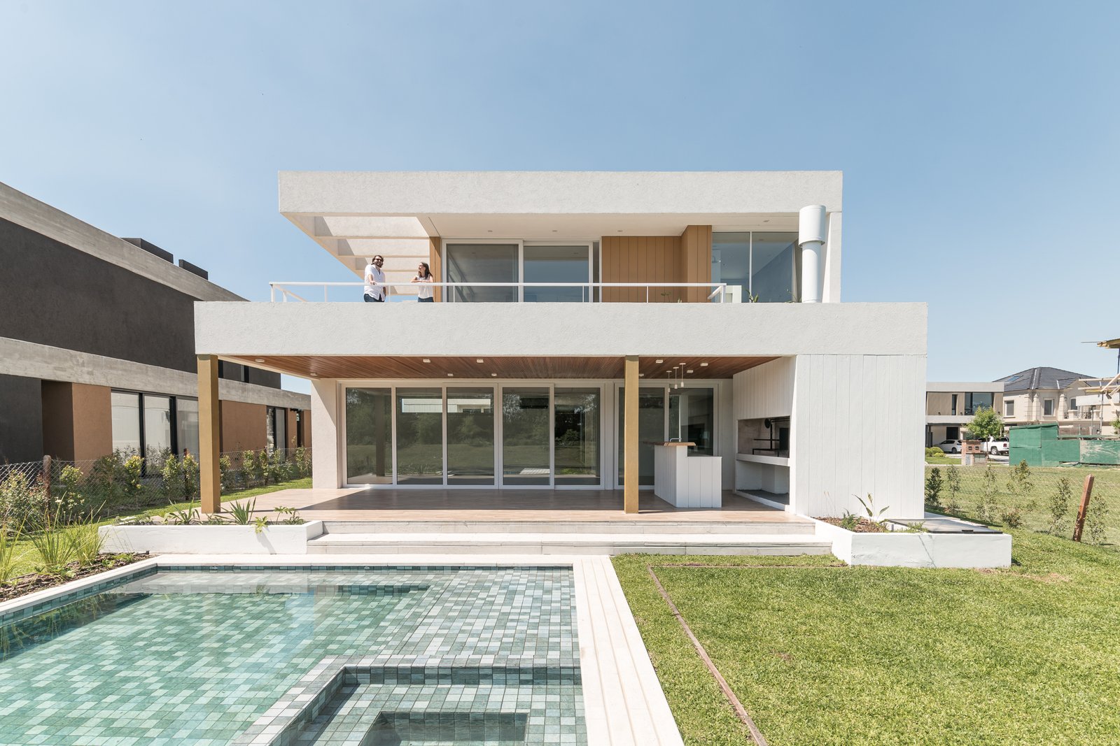 Casa moderna branca com piscina e deck — projeto CASA CALA, por Auge desarrollos & crowdfunding, em Nordelta