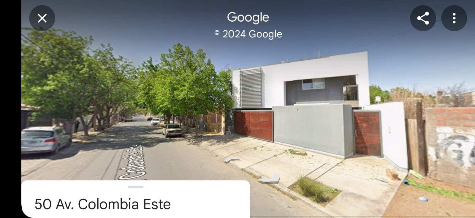 Fachada moderna con acentos de madera y metal — proyecto CASA ML , por ML ARQUITECTURA / ARQ. MARIANO LEOTTA, en J5400 Concepción
