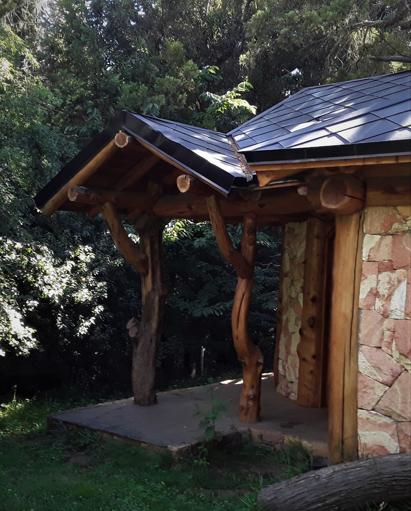 estructura rústica de troncos y piedra en bosque — proyecto Casa Familiar VILLA ARELAUQUEN - SAN CARLOS DE BARILOCHE, por arquiga10573853, en San Carlos de Bariloche