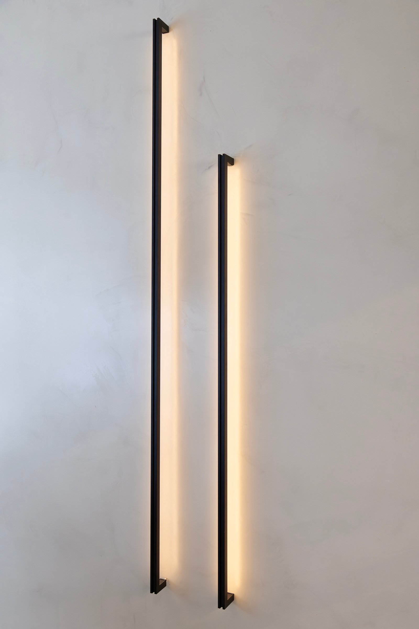 dos apliques lineales modernos blancos y negros — proyecto HATSU Núñez - MZV Arquitectura, por Gaby Alfonso, en Buenos Aires