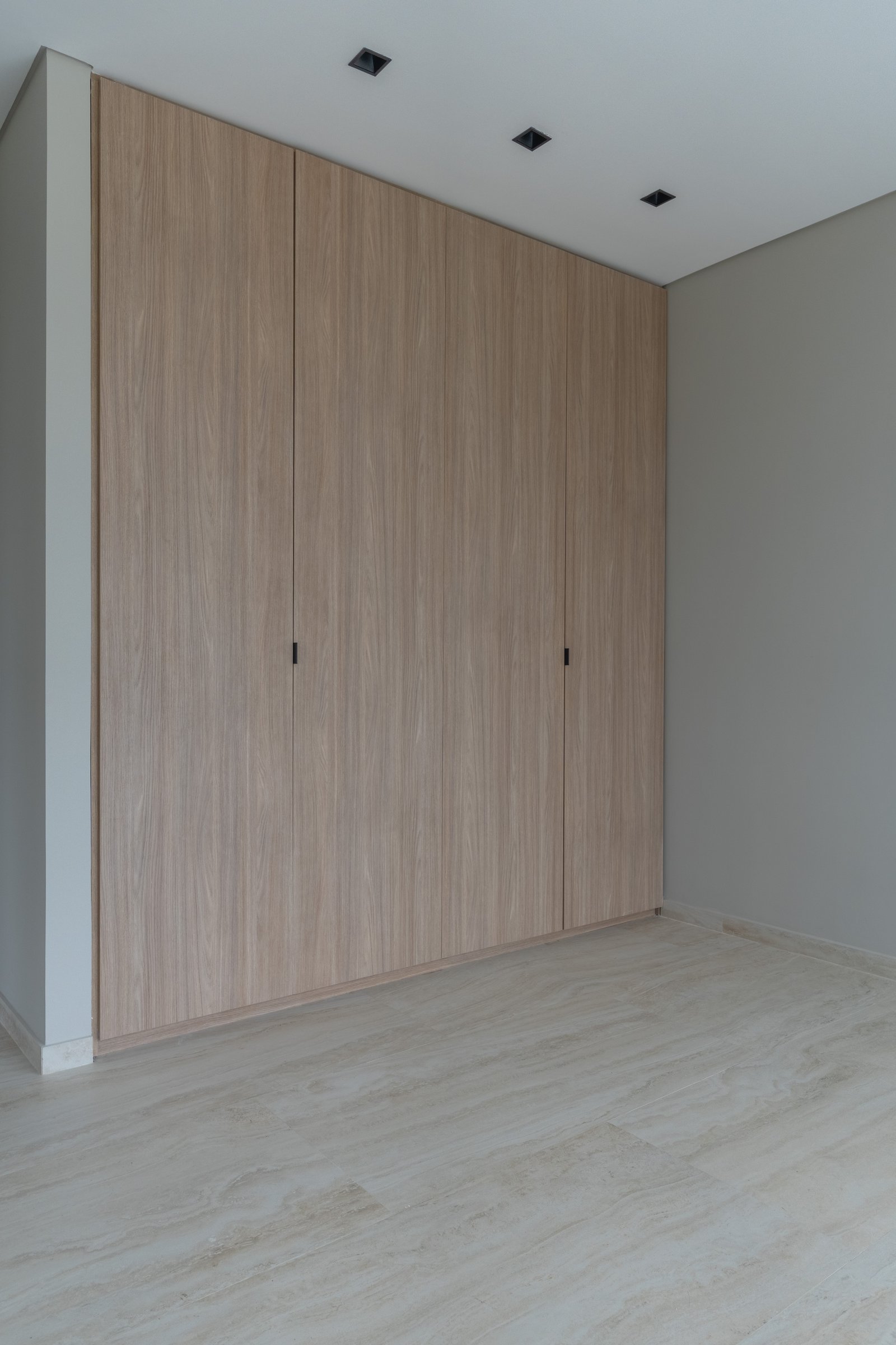 quarto moderno com armário de madeira e iluminação embutida — projeto Yacht - Estudio CCWay, por ABEJA CONCEPT, em Av. de la Ribera 560