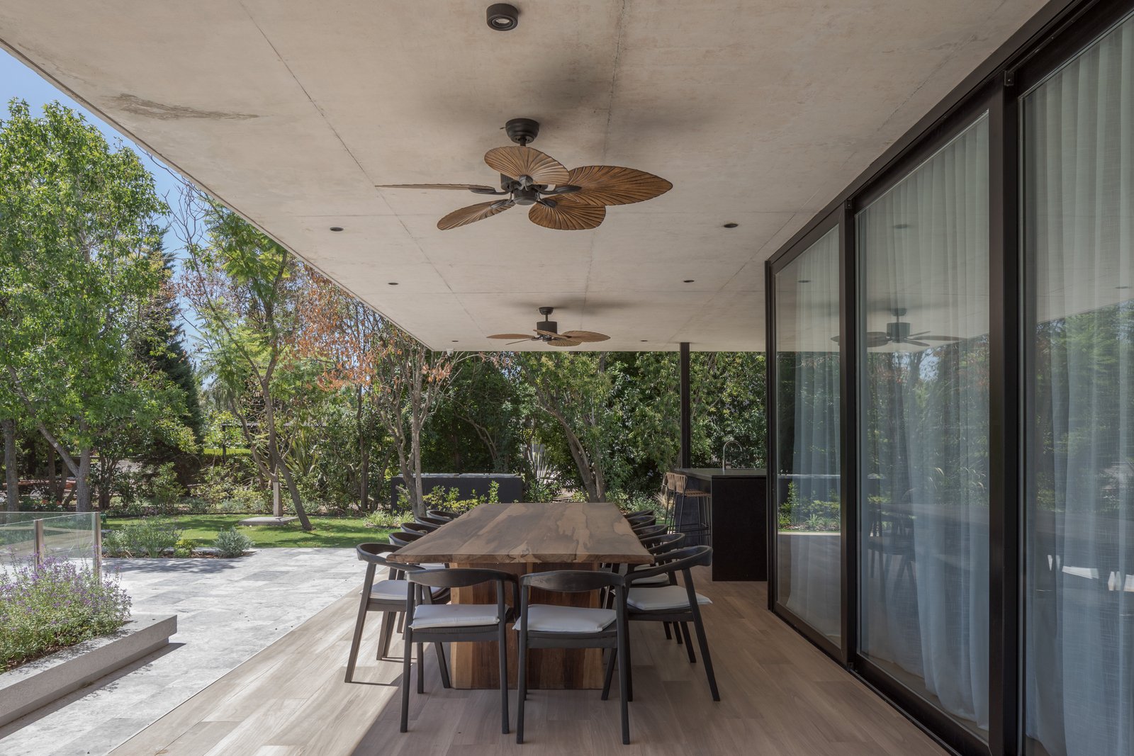 Parrilla moderna con techo de hormigón y mucha vegetación — proyecto Casa PLANALTO, por Grupo CRBN, en Av. Pres. Perón 10298