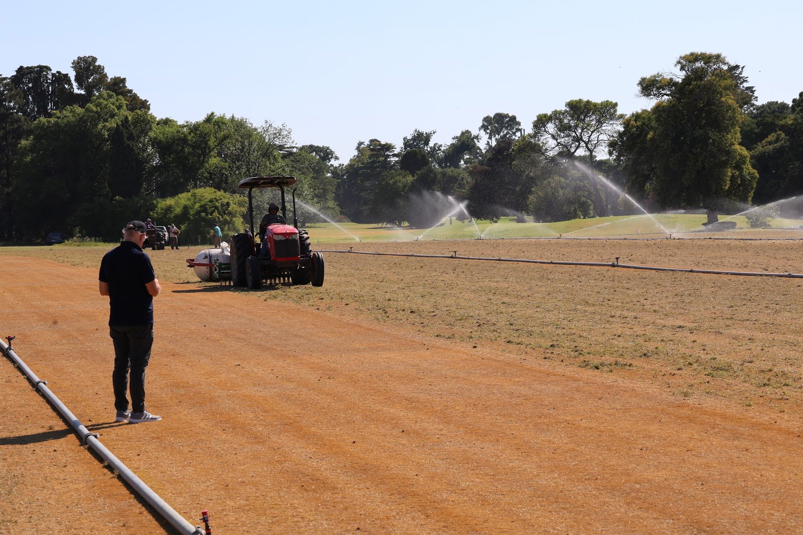 Tractor trabajando en campo con riego y vegetación — proyecto Row planting Hurlingham, por Cynodon, en Tte. Gral. Julio Argentino Roca 1411