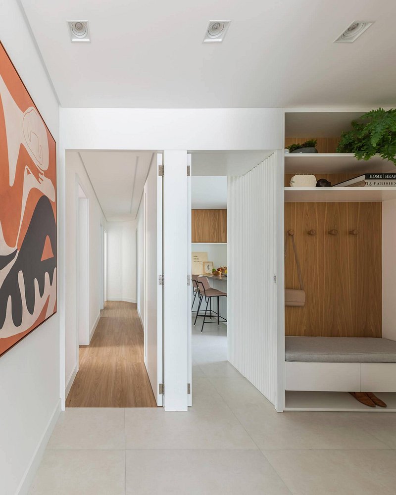 Apartamento tem sala e varanda integrados com muita luz natural e aconchego