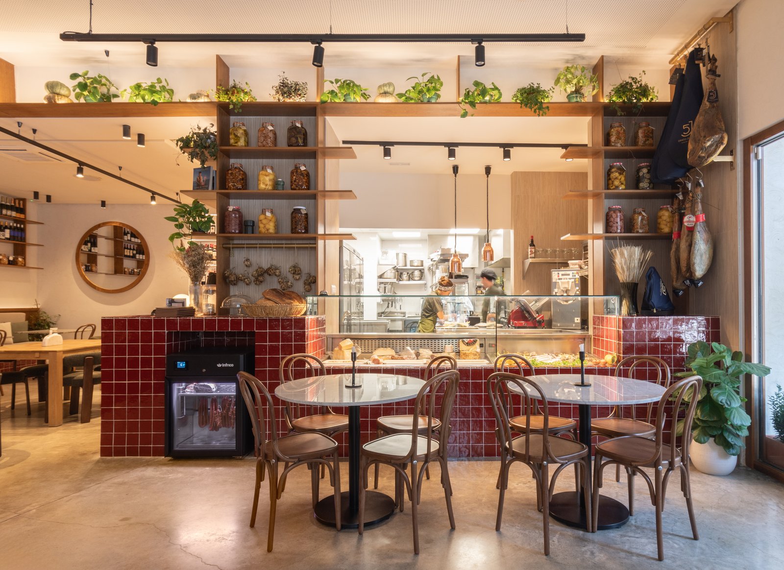 Cafetería industrial con mesas de madera y ladrillo blanco — proyecto René Restaurant, por JT ARQUITECTURA, en Valencia