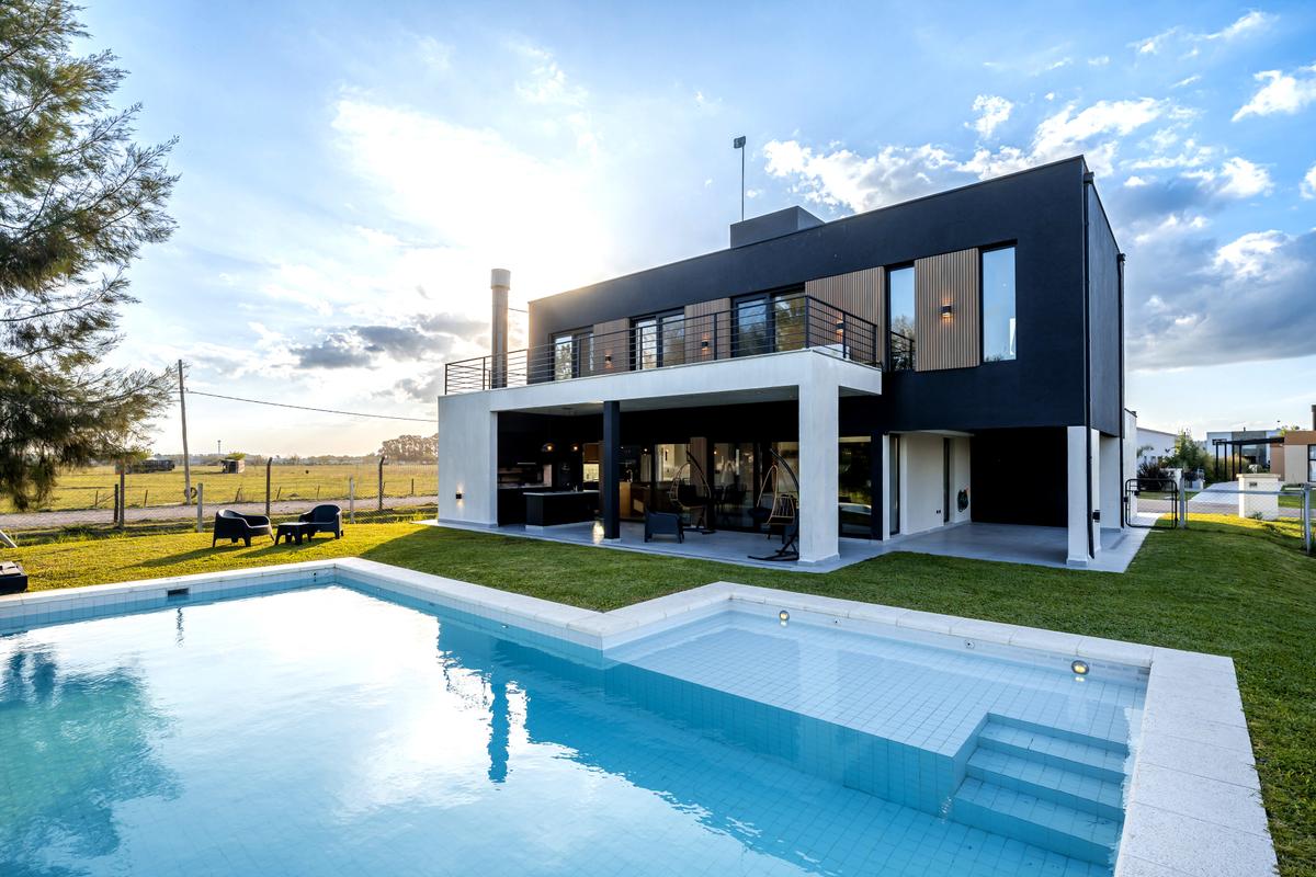 Casa moderna com piscina e deck, fachada branca e minimalista — projeto Casa ALM57, por EZ architects, em Canning