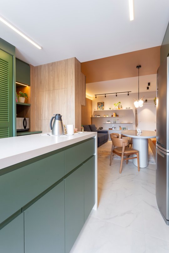 Cocina moderna con muebles verde salvia y pared terracota con vista — proyecto #ApêCoolColors, por Oficina de Morar, en Jaraguá do Sul - Barra do Rio do Cerro