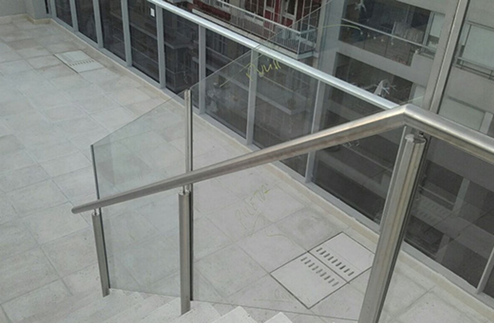 Escalera exterior moderna con barandas de vidrio y acero inoxidable — proyecto Baranda acero, por Cristalcenter, en Flores
