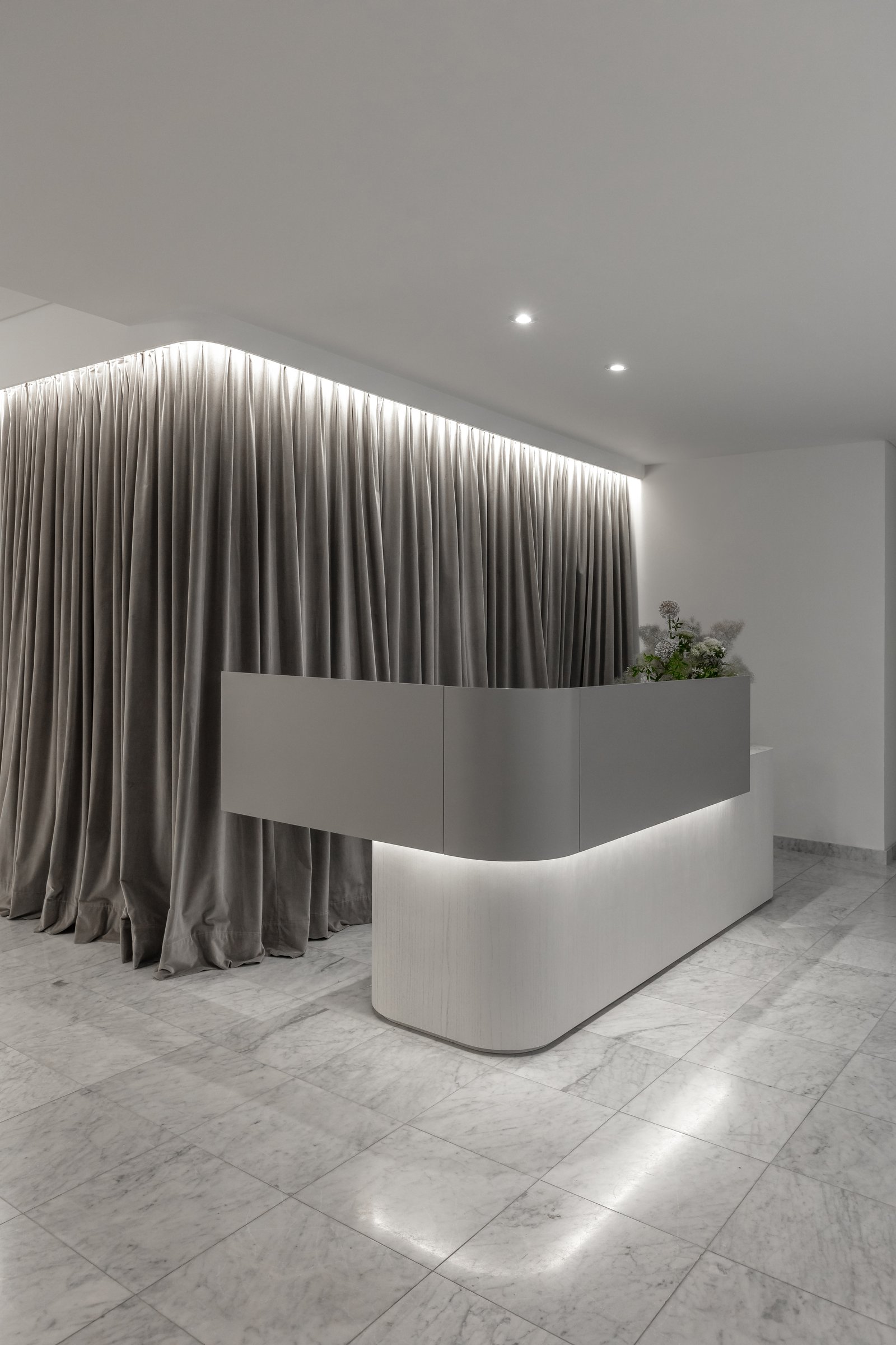 Recepción moderna con cortinas dramáticas y suelo de mármol — proyecto Figueroa Alcorta | Rhinoplasty meets art, por Ren Studio, en Palermo Chico