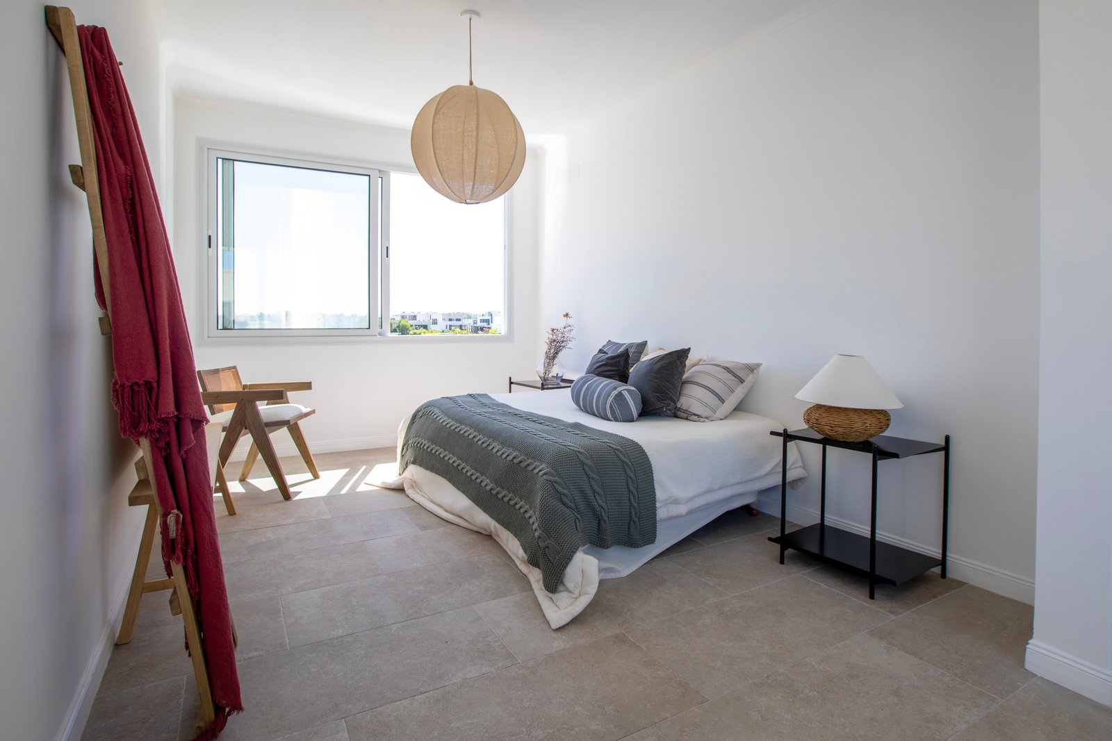 Quarto escandinavo moderno com janela do chão ao teto e lustre — projeto OBRA LE PIETRE DEL CASALE SABBIA, por ILVA, em Provincia de Buenos Aires