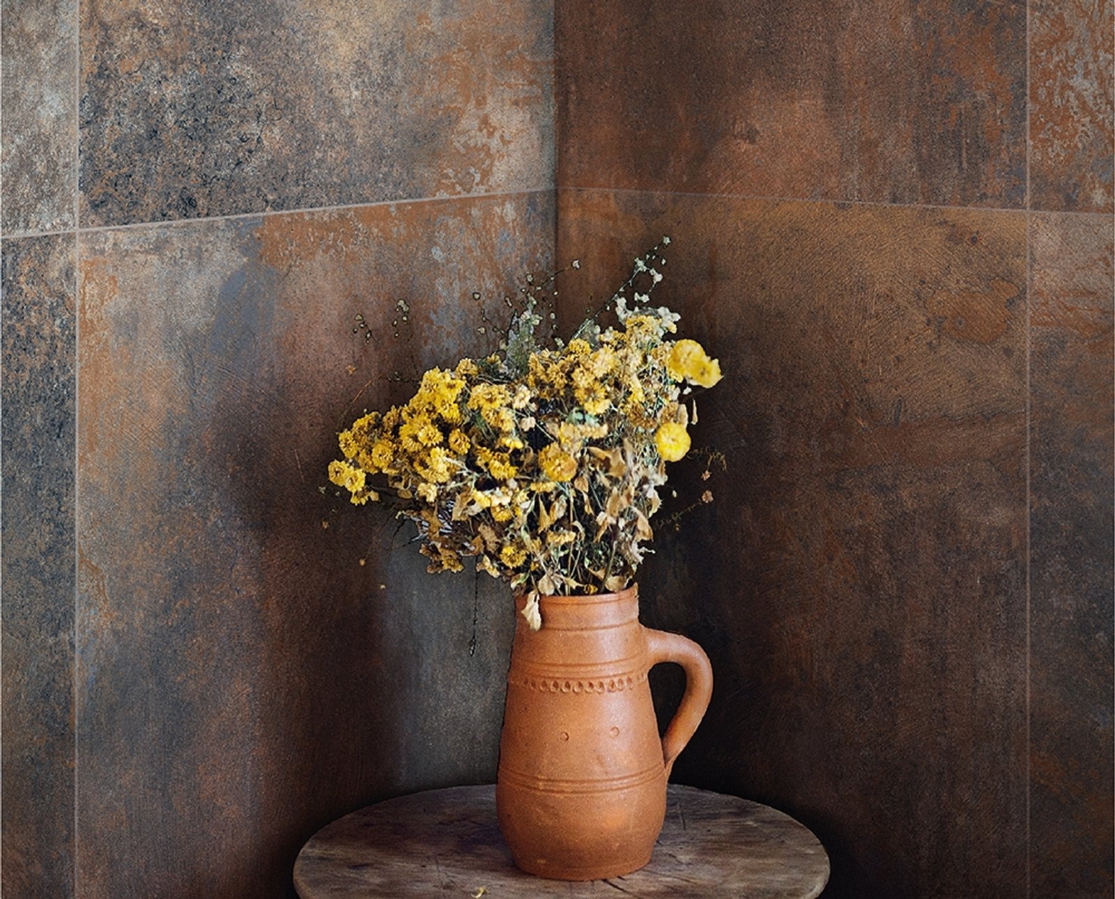 jarro de cerâmica com flores secas em parede rústica — projeto 60x60, por Cerámica Alberdi