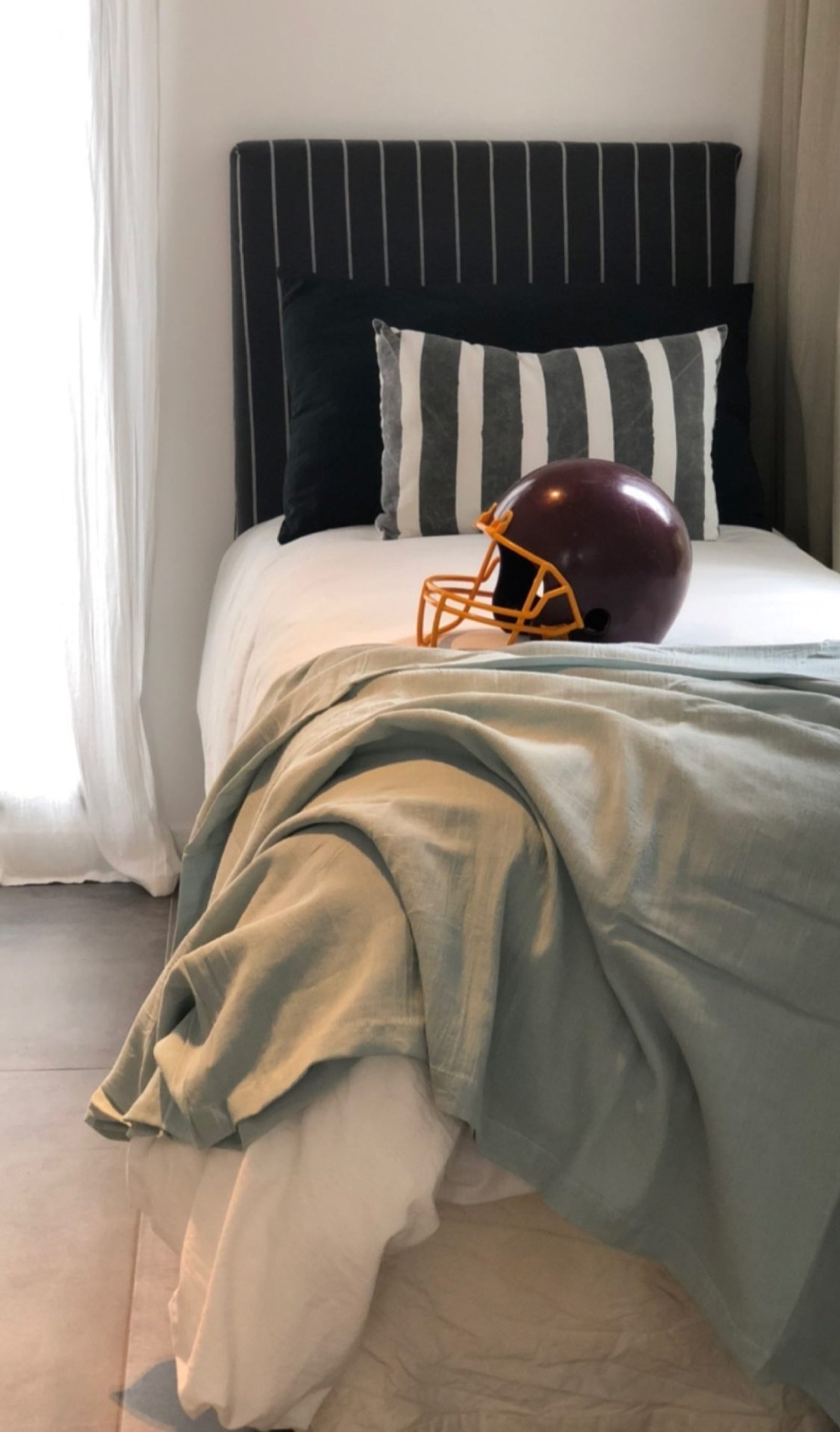 dormitorio moderno con casco de fútbol americano — proyecto Teodoro, por Claraboia , en Belgrano R