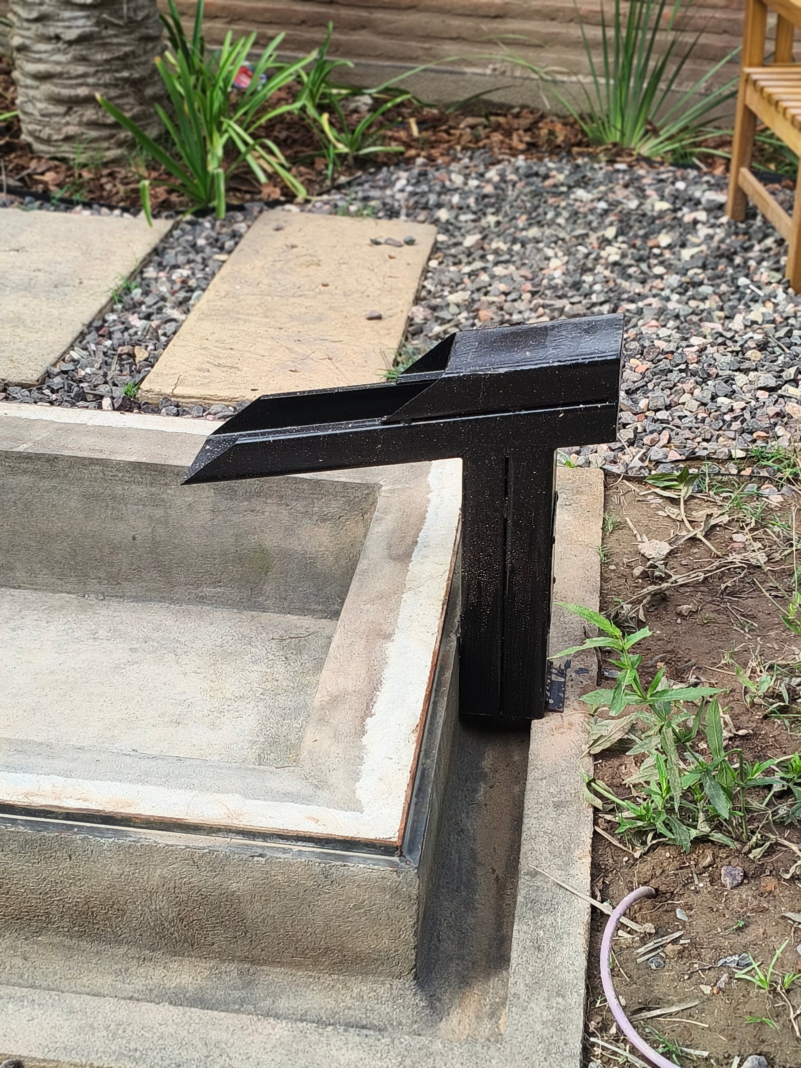 fuente de agua moderna de hormigón y metal negro — proyecto GARDEN OFFICE, por HMCONSTRUCCIONES, en San Lorenzo 146