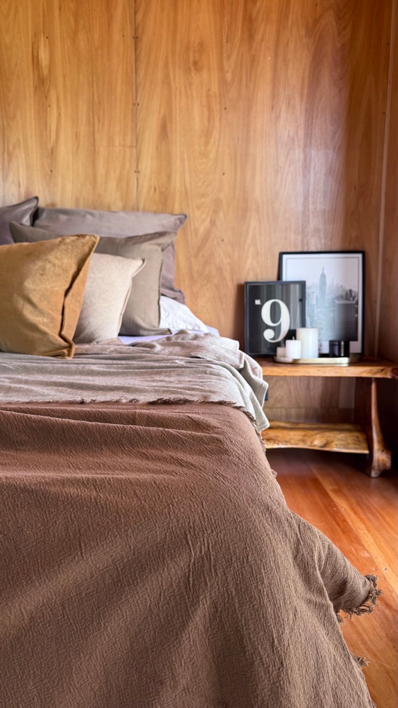 Quarto rústico com paredes de madeira e cama aconchegante — projeto Refugios textiles. Sets de ropa de cama, por Mara Fuhr, em 11 de Septiembre de 1888