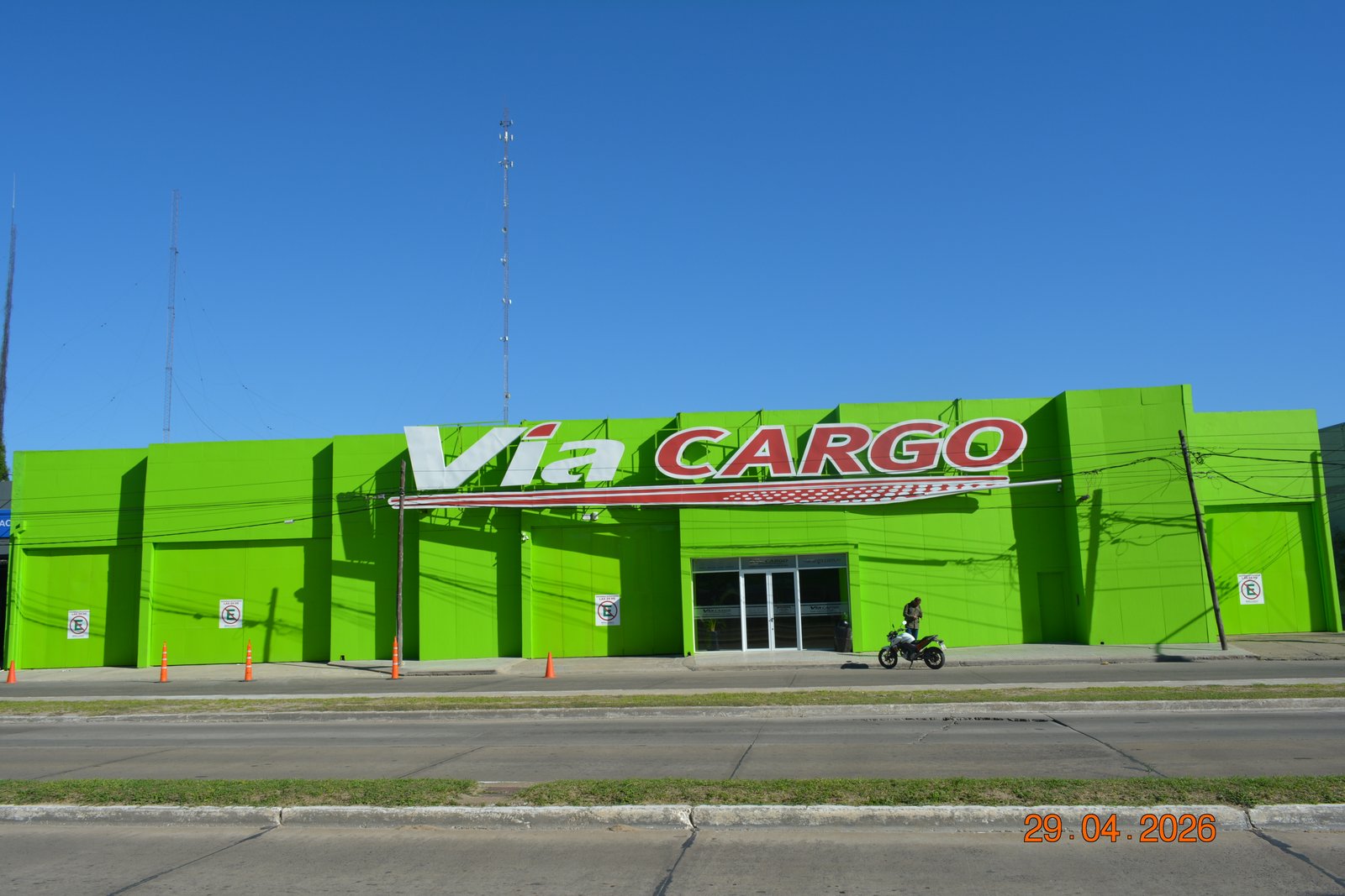 Fachada de local comercial verde brillante con cartel — proyecto Sucursal Via Cargo, filial Corrientes, Empresa de distribución y logística., por Arquitecto Gustavo Maidana, en Cor