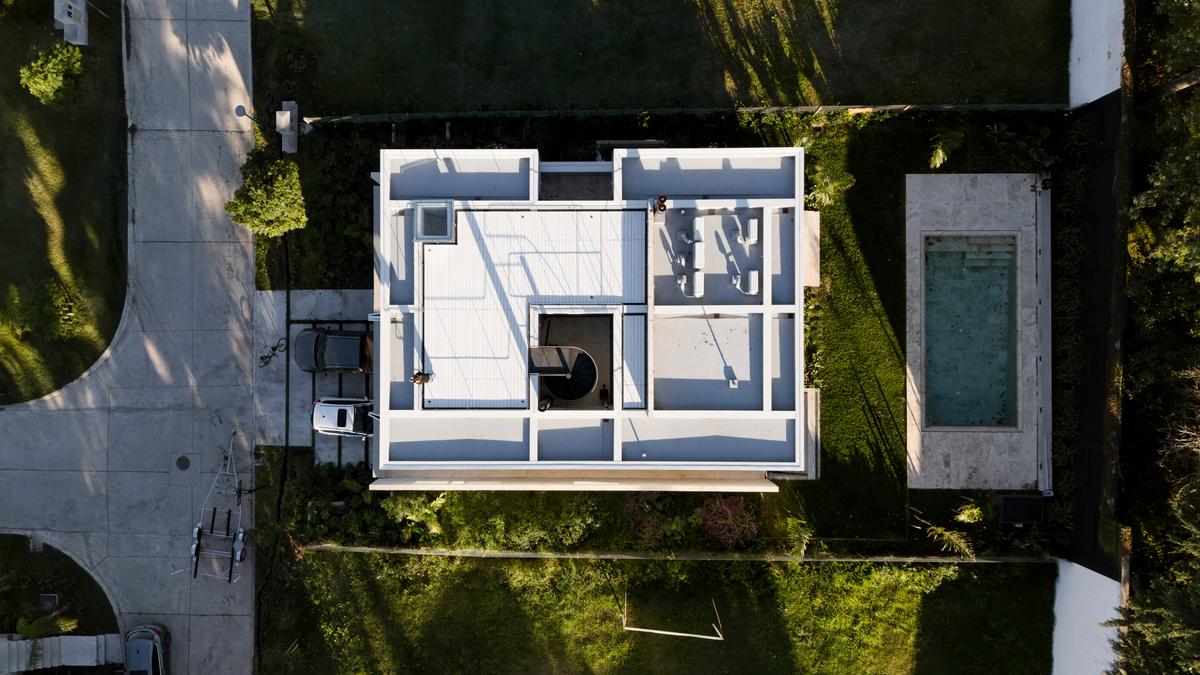 Casa moderna com piscina e grandes janelas, vista aérea — projeto Casa NTM, por BDB Arquitectos, em San Isidro