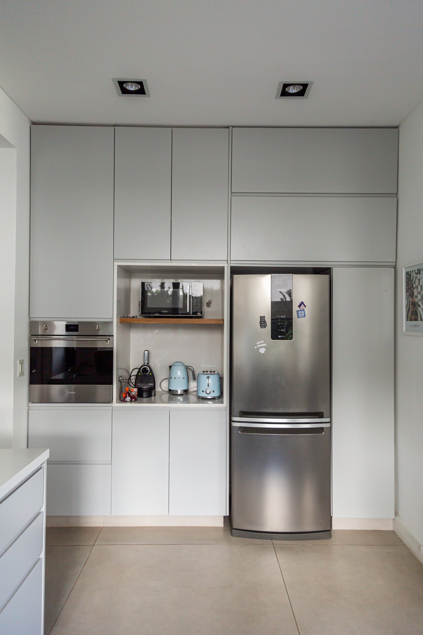 Cocina minimalista con gabinetes grises integrados y electrodomésticos de acero inoxidable — proyecto CUBA 110, por Poce Arquitectura, en B1633 Fátima