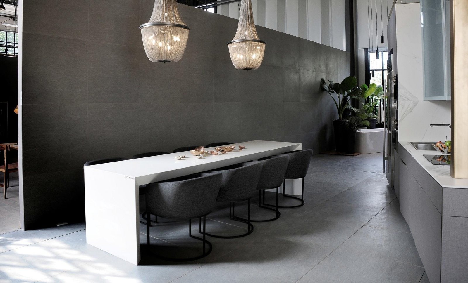 Sala de jantar moderna industrial com mesa longa e luminárias pendentes — projeto Espacios, por BURANI, em Martínez