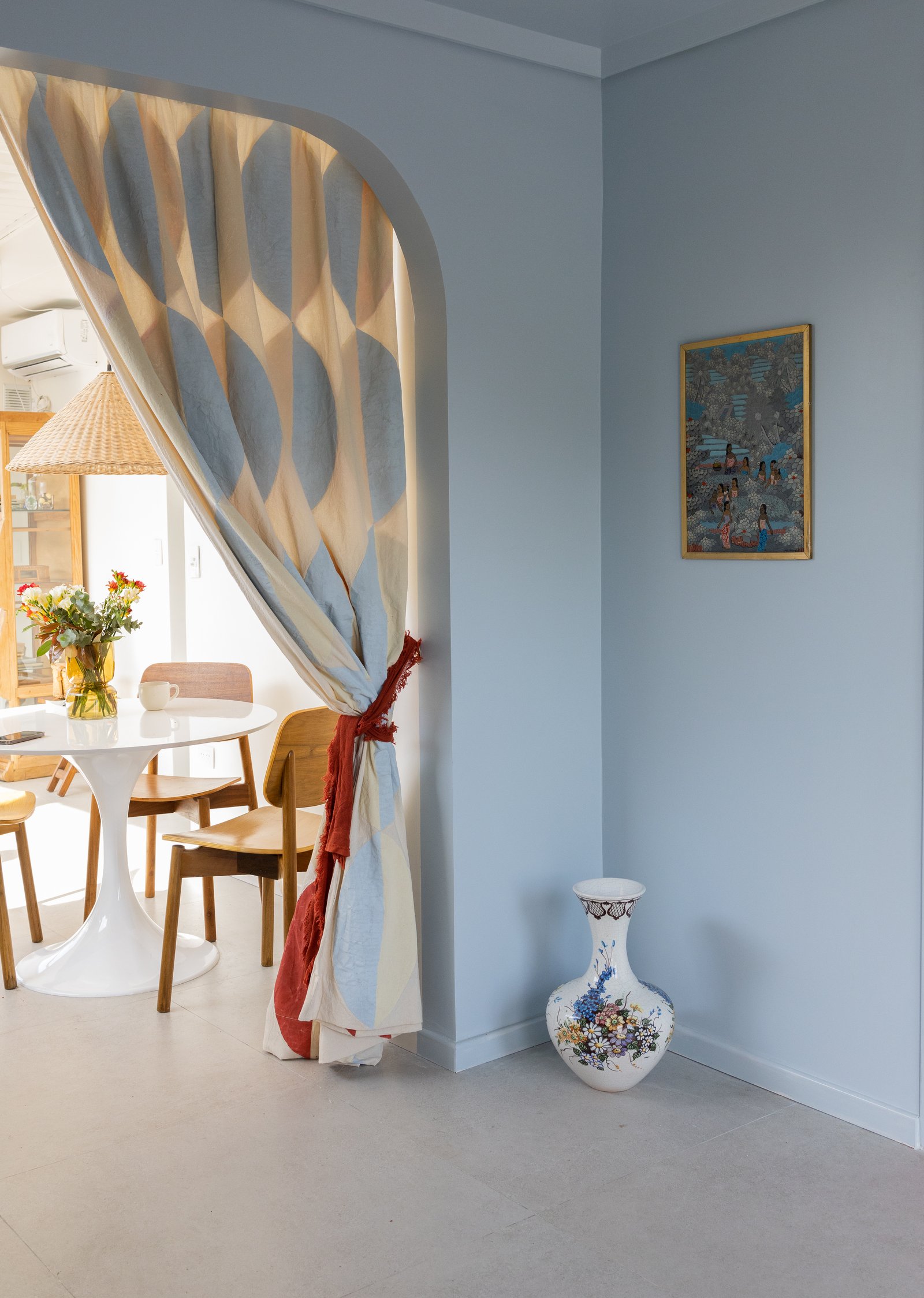 Sala de jantar moderna com mesa redonda, cortinas e arco — projeto Flor Lamas, por San Lorenzo Design, em Zelada 4488