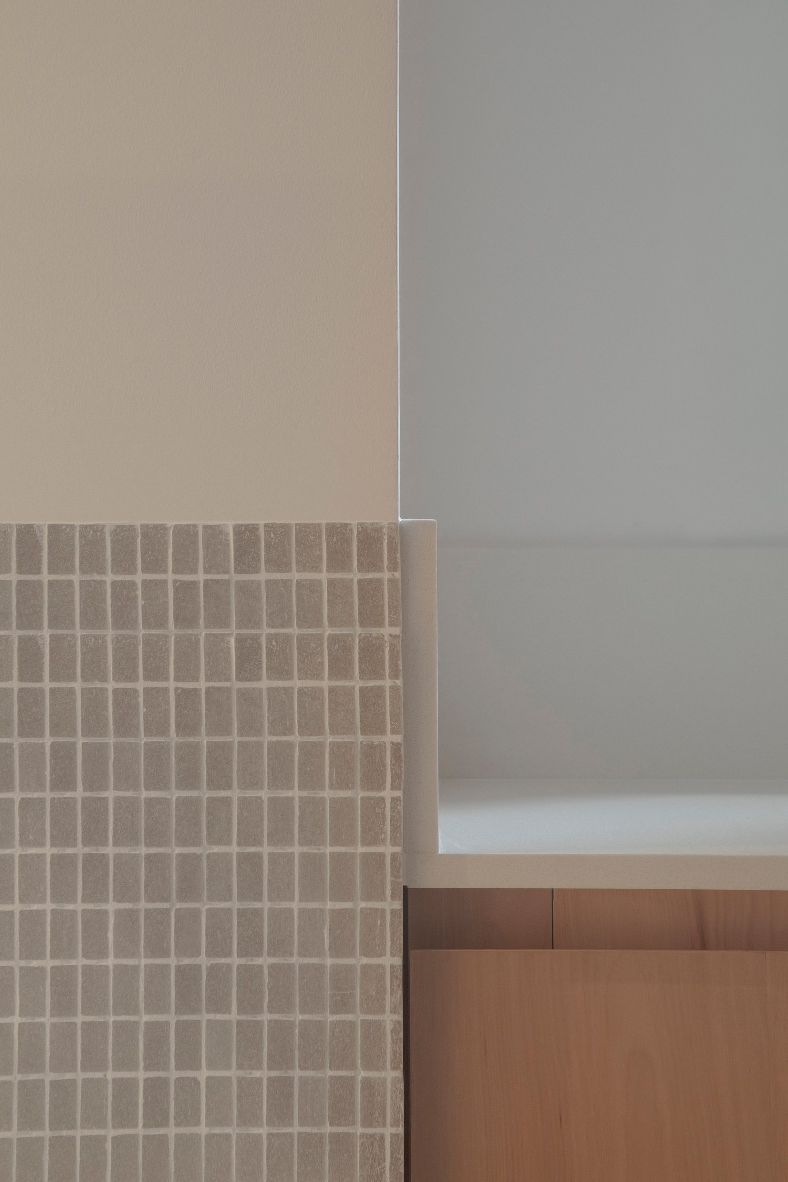 Interior moderno com azulejos cinzas e marcenaria de madeira — projeto Reforma O'Higgins, por Estudio YME, em Belgrano