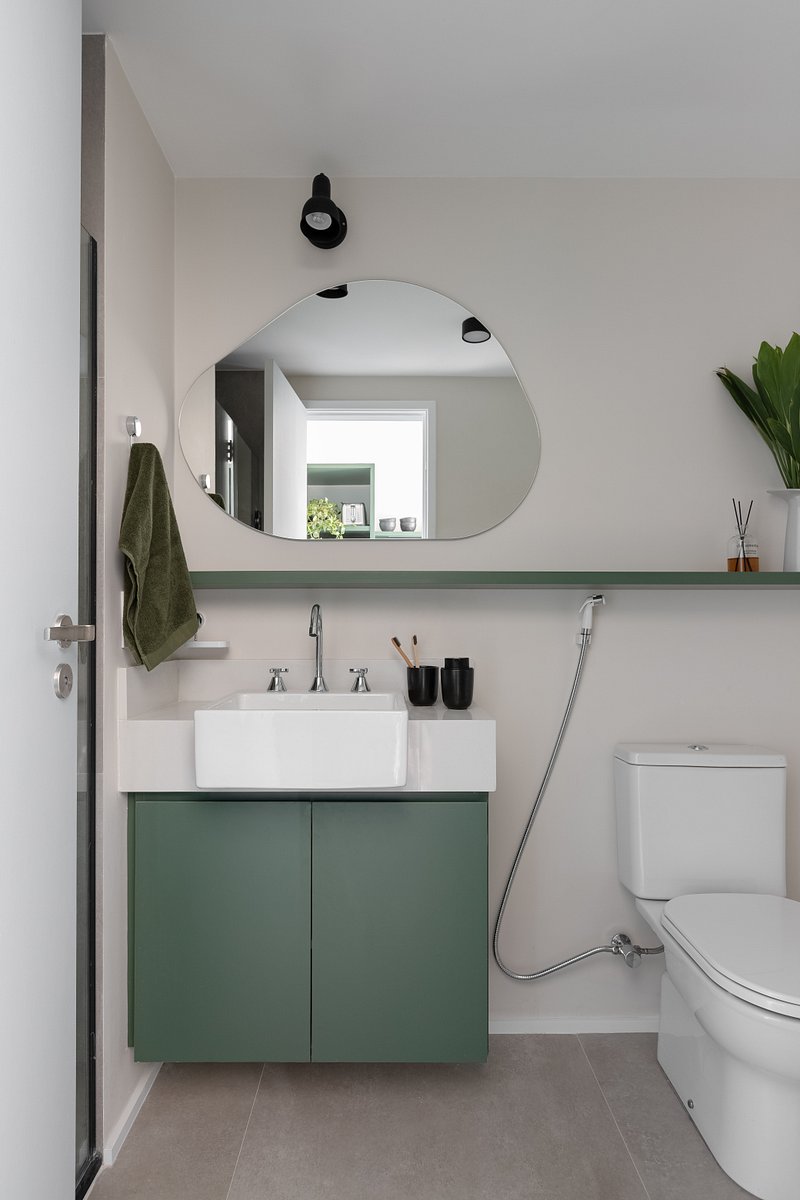 Estúdio de 30m² é reformado e ganha decoração moderna tons de verde e muito conforto
