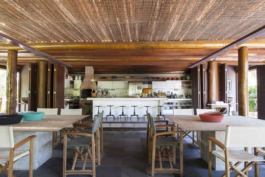 Comedor moderno con isla central, techo madera y cocina integrada — proyecto Gourmet, por Xico Diniz