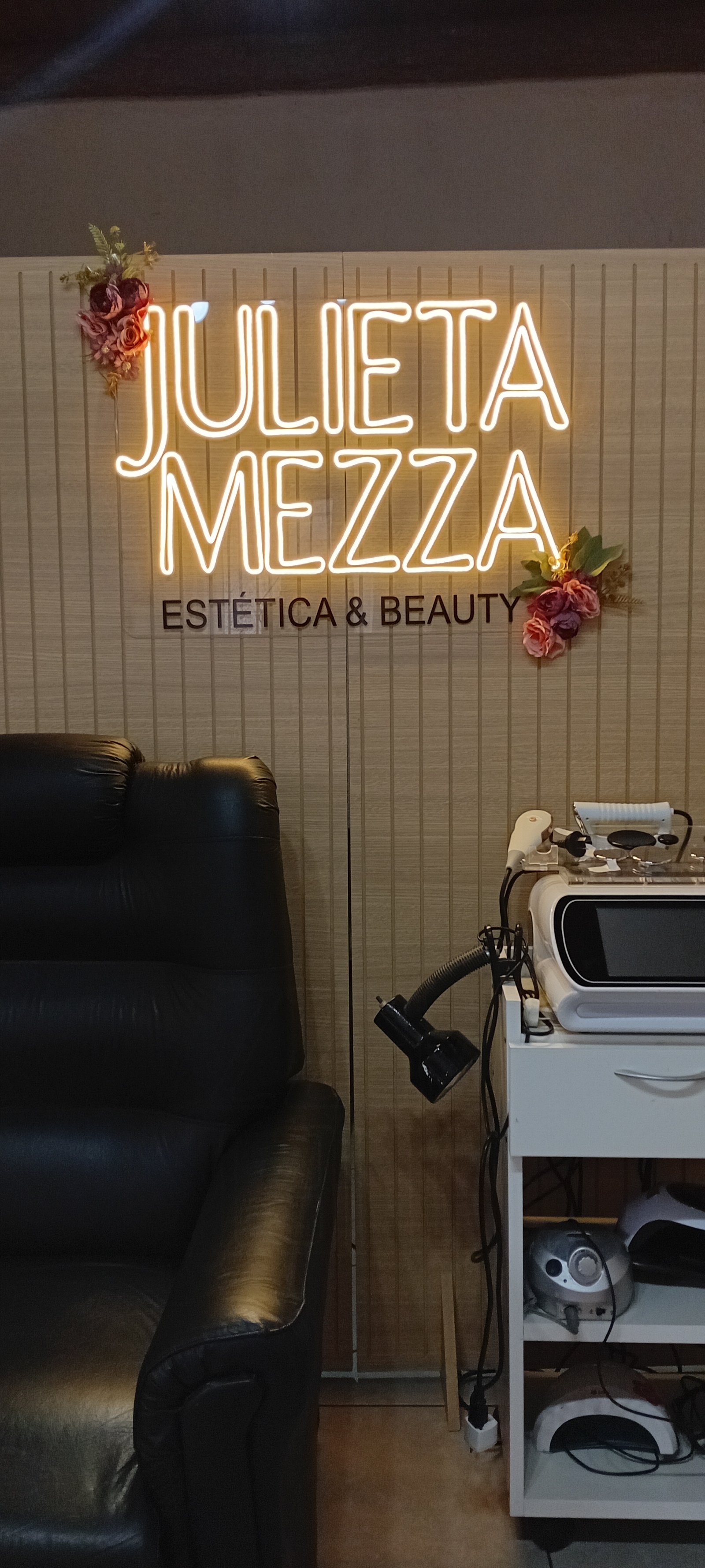 Local de estética con sillón de cuero negro y neón luminoso — proyecto JULI MEZZA, por Yamil Cerna, en San Martín