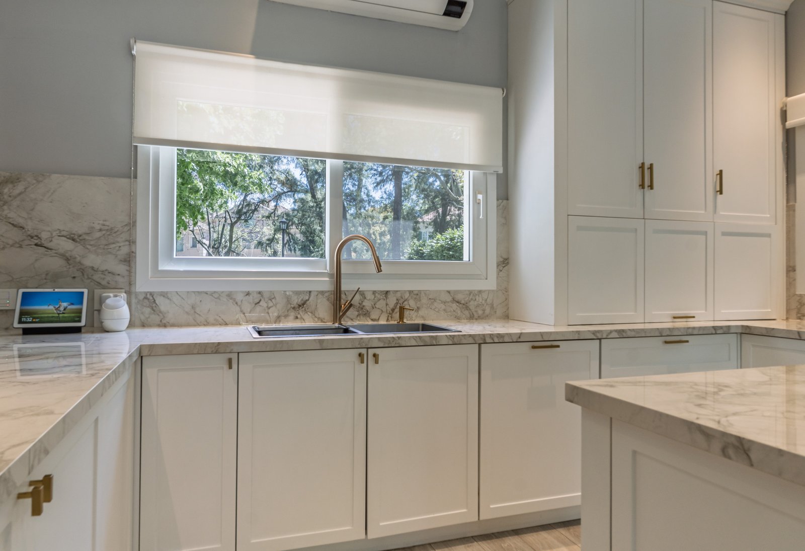 Cocina moderna blanca con isla y mesadas de mármol — proyecto Talar de Pacheco, por ABEJA CONCEPT, en Gral. Pacheco