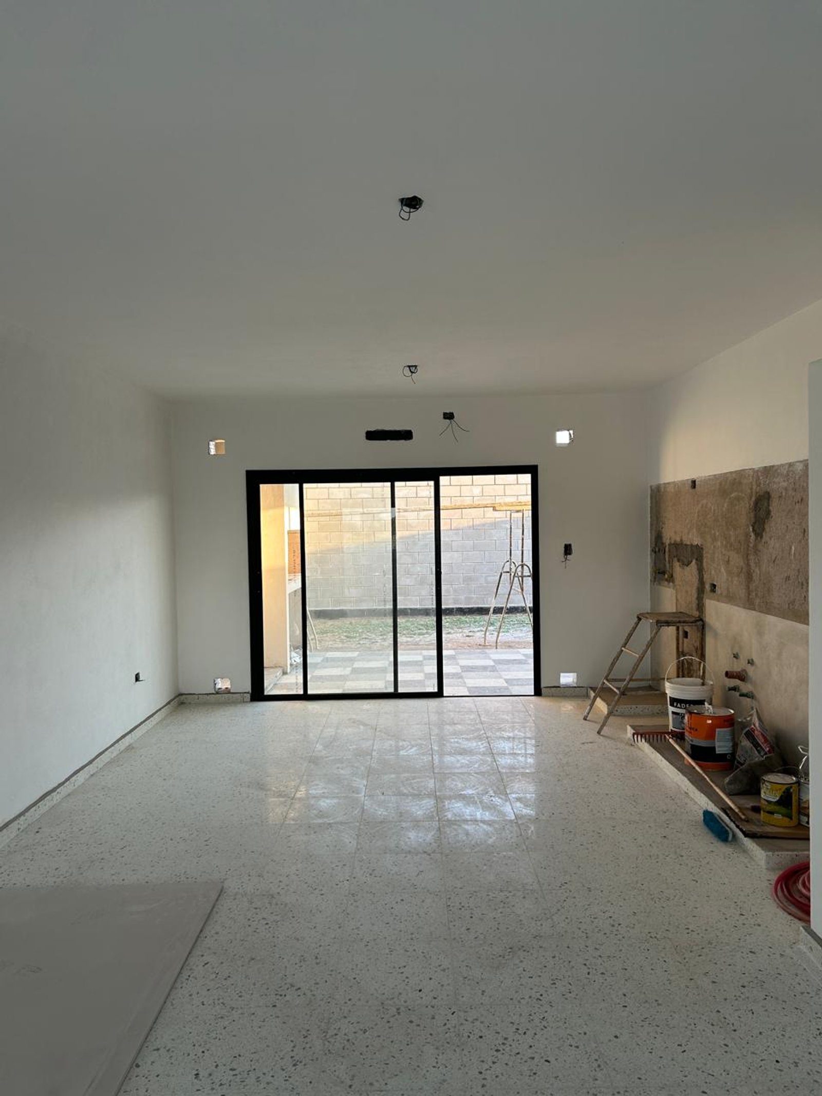 Living moderno en construcción con suelo de hormigón pulido — proyecto PROYECTO MJC, por Todo con A, en X5125 Monte Cristo