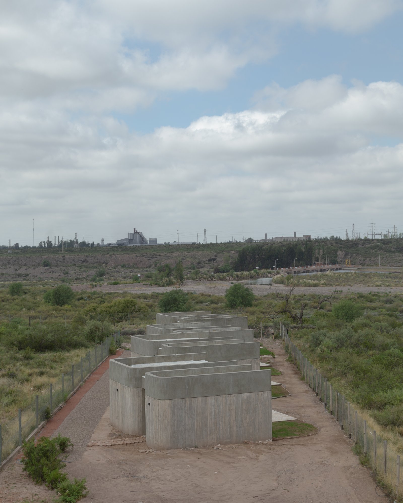 Construção de estruturas de concreto em ambiente árido — projeto Complejo SCV, por ONA - Oficina Nómada de Arquitectura, em Las Compuertas