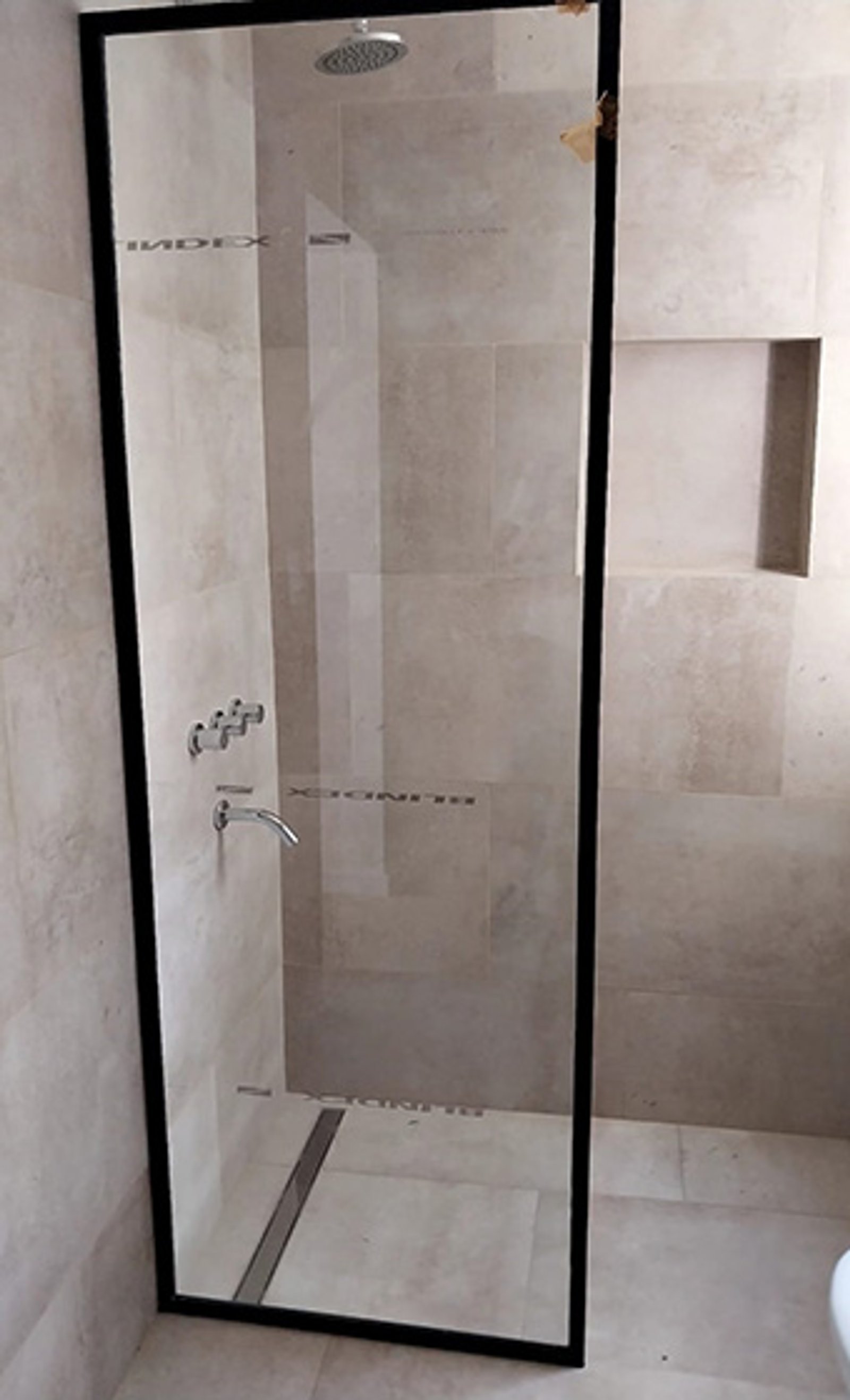 Baño moderno con ducha de vidrio y azulejos grises — proyecto Paños fijos mamparas con u perimetral, por Cristalcenter, en Buenos Aires
