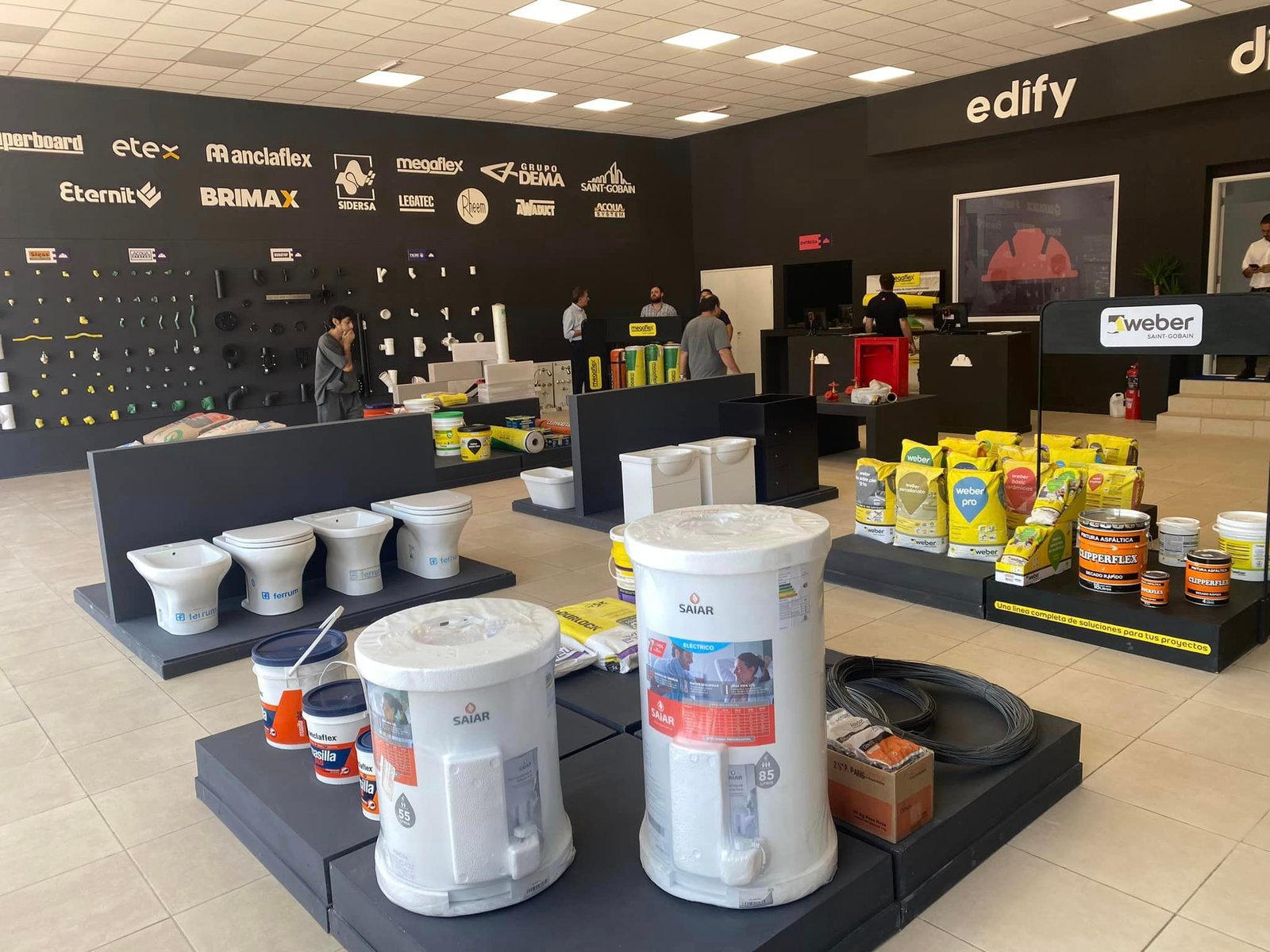 local de venta de artículos sanitarios con exhibición moderna — proyecto Edify Posadas, por Arquitecto Gustavo Maidana, en Posadas