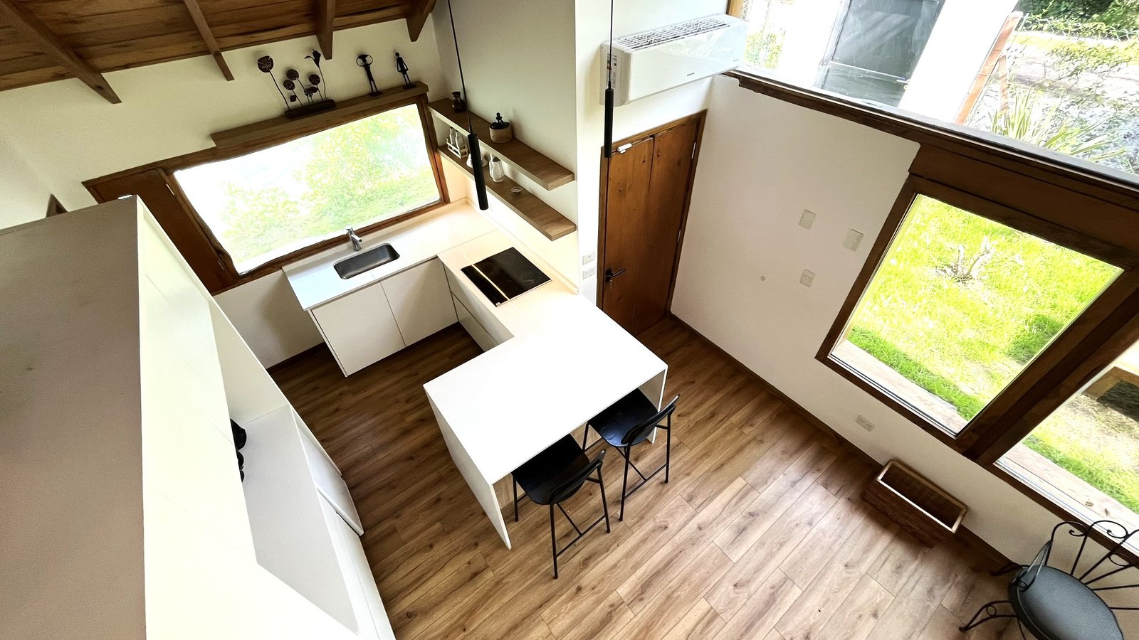 Cocina y comedor luminoso con vigas de madera y tragaluz — proyecto Casa Moctezuma (Mar del Plata) German Salas arquitectura, por German Salas arquitectura - San Isidro, en Mar del