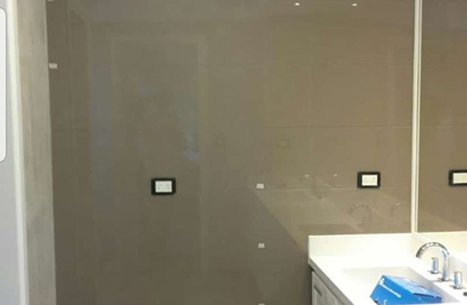 baño moderno con pared de vidrio color taupe — proyecto Crisarte vison, por Cristalcenter, en Nordelta