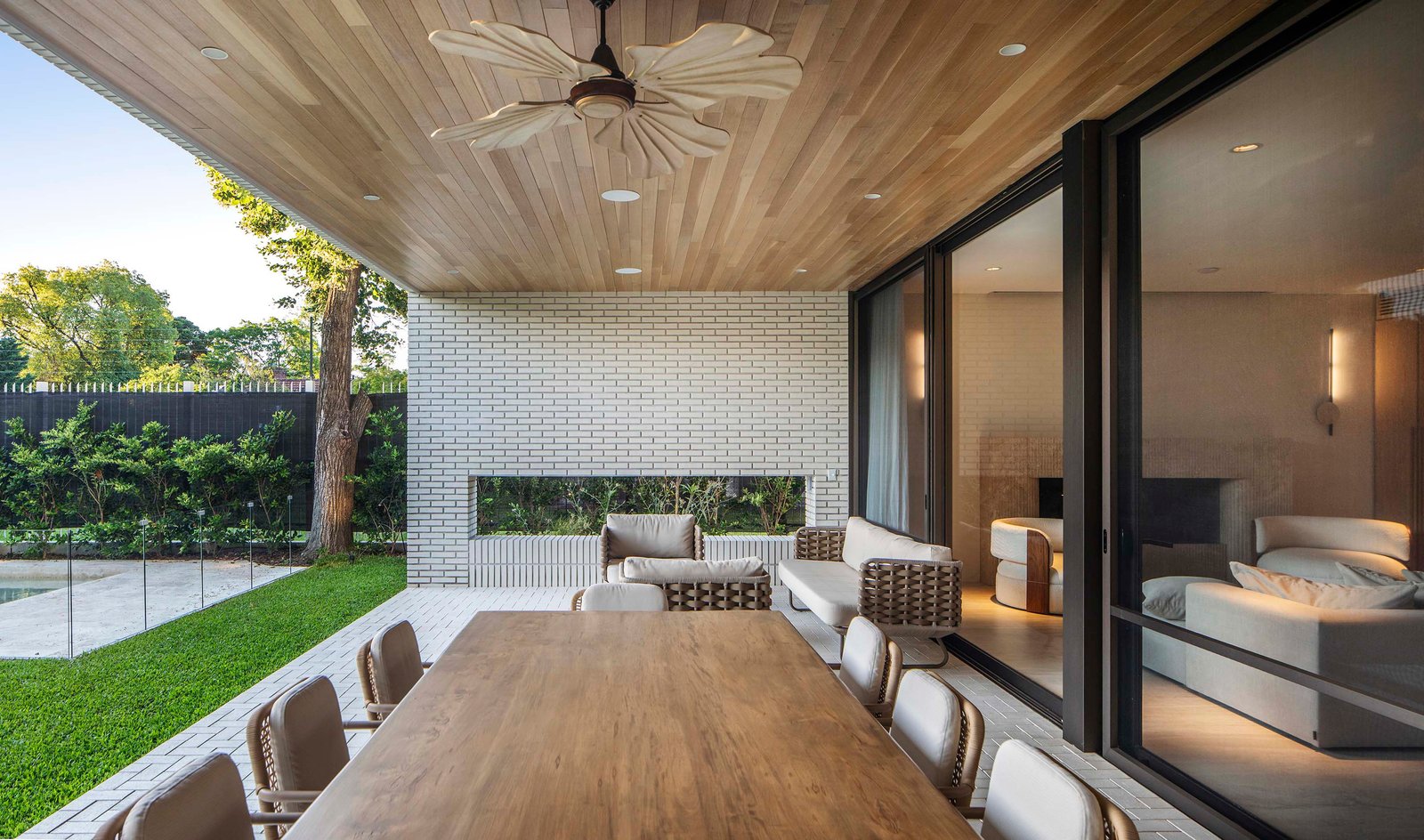 Patio moderno con techo de madera y mesa de comedor exterior — proyecto Casa Magnolia, por Estudio PK, en San Isidro
