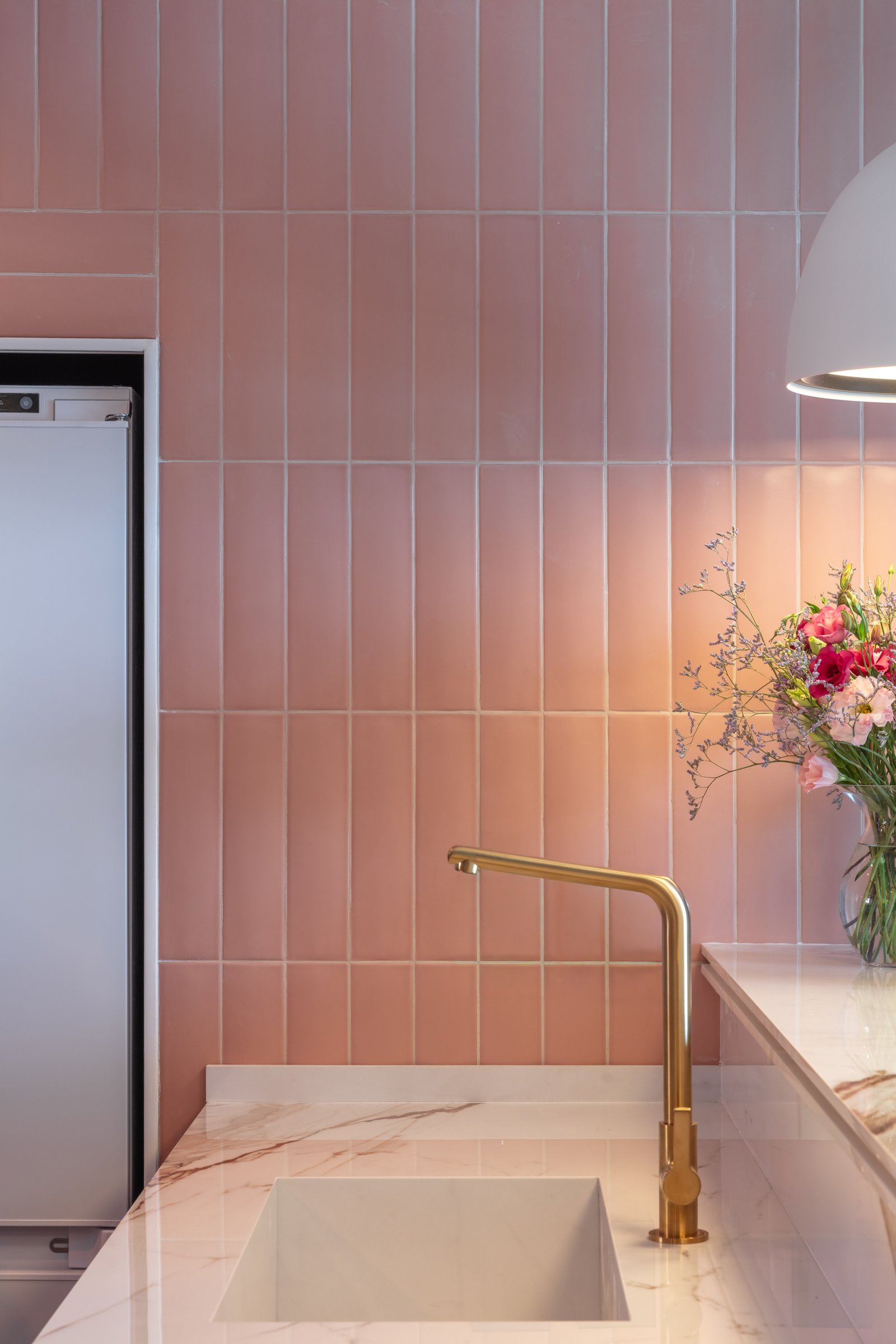 Cocina moderna con azulejos rosas verticales y grifería de latón — proyecto Claudio Wertheim + Virginia Ortiz, por San Lorenzo Design, en Cam. de los Remeros 1585