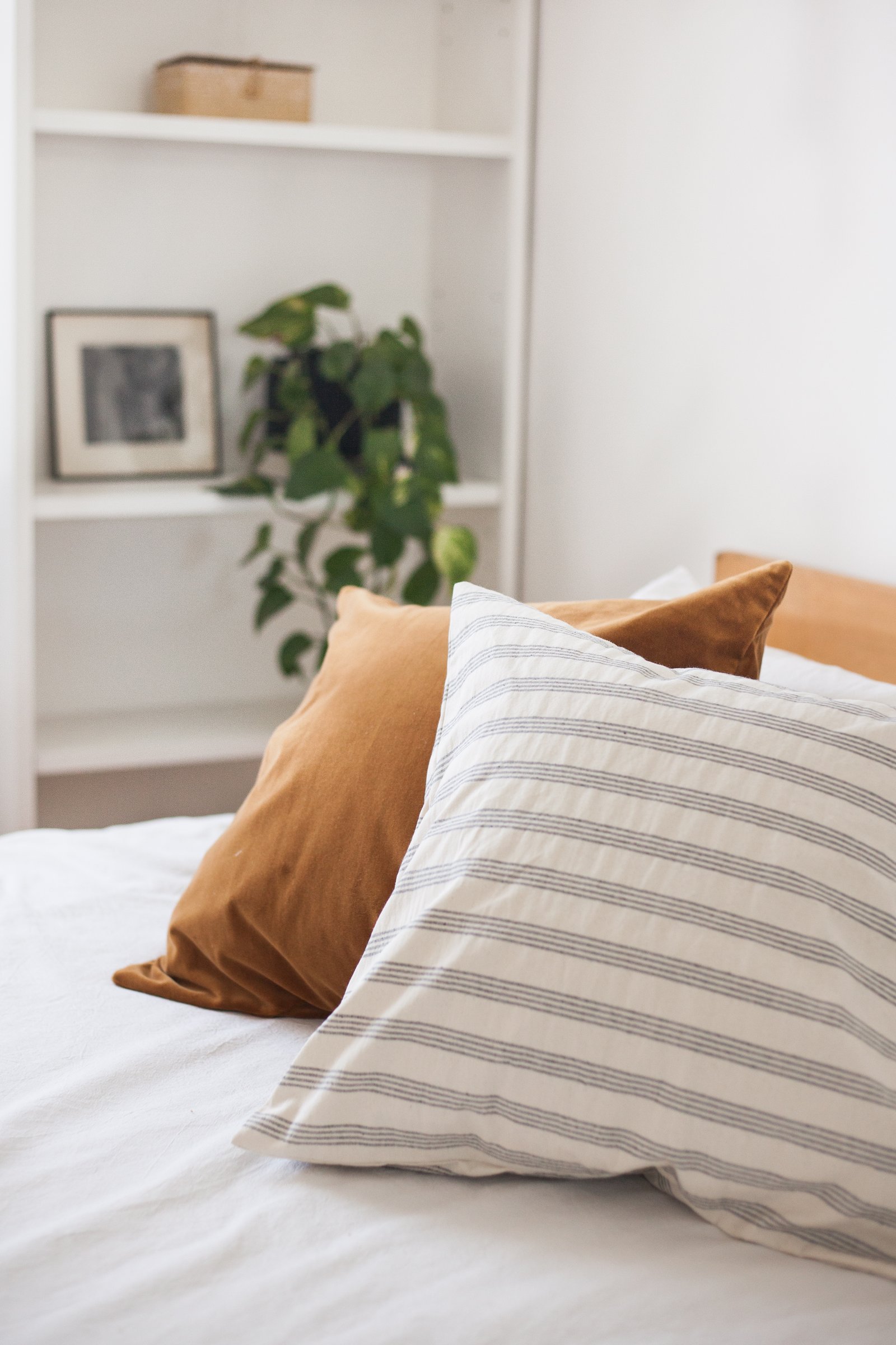 dormitorio escandinavo con almohadones y plantas — proyecto Quintana, por LACROZE DESIGN STUDIO, en Recoleta