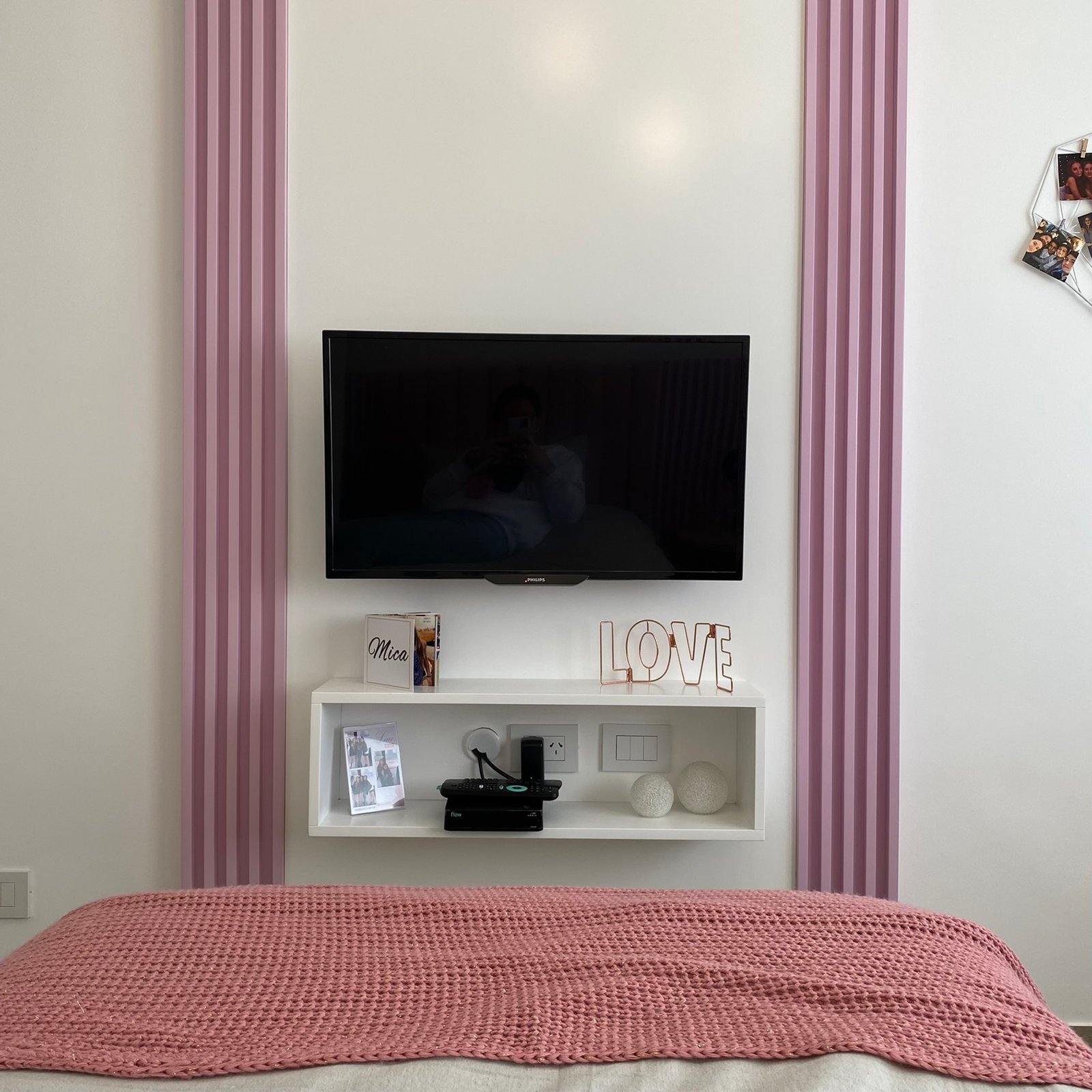 Quarto moderno com TV, prateleiras brancas e manta rosa — projeto Padilla, por MDBK Arquitectura, em Villa Crespo