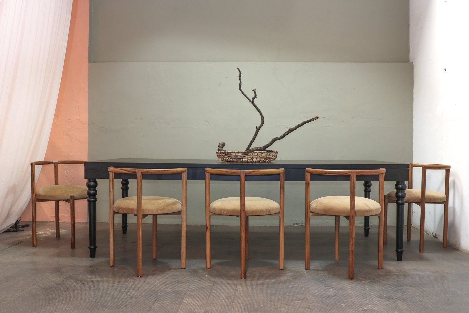 comedor moderno con mesa larga y seis sillas de madera — proyecto Comedor, por BLVD Furniture