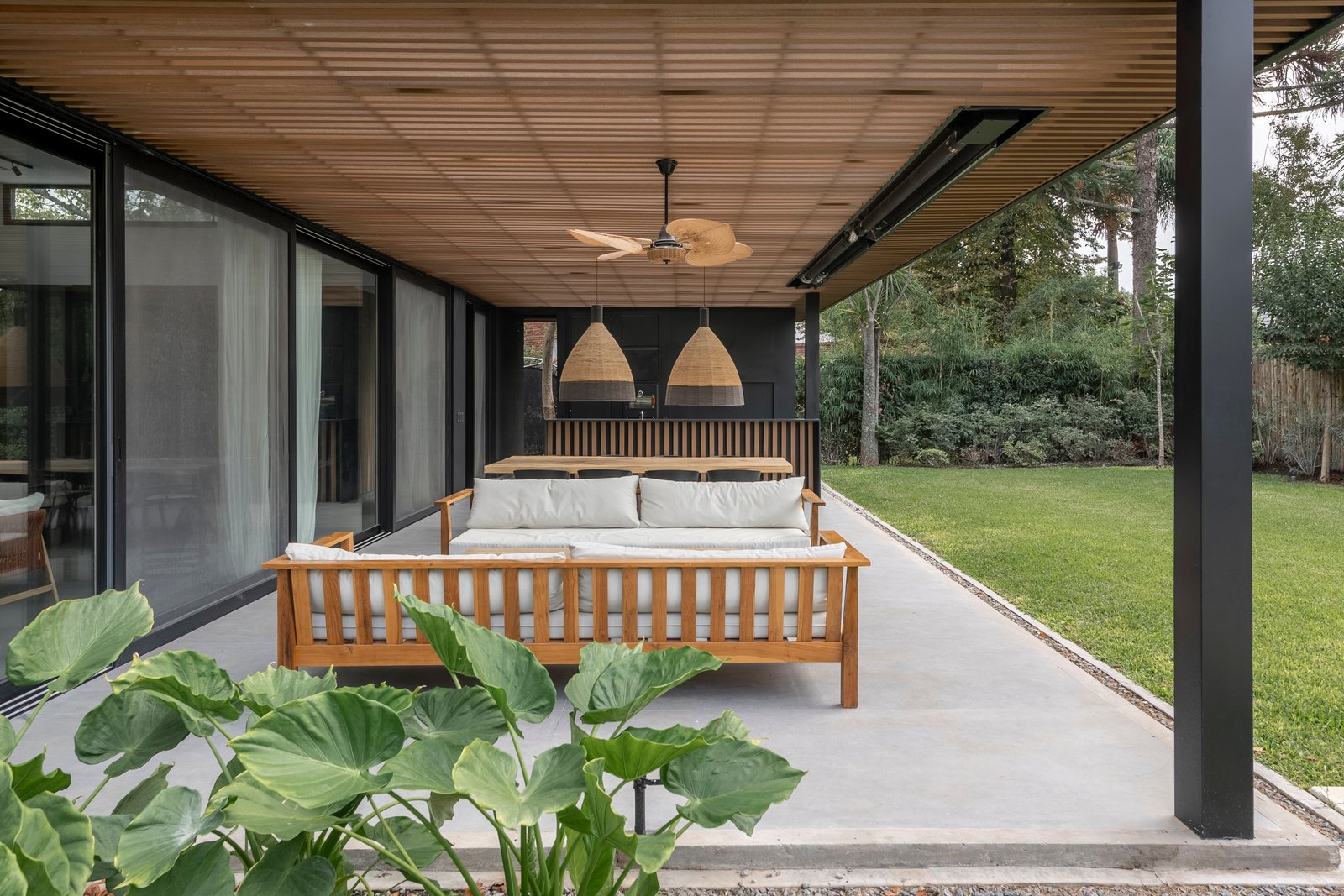 Pérgola de madera y patio moderno con sillones amplios — proyecto Casa Acacias , por Vidal Bianchi arquitectura, en Campo Chico